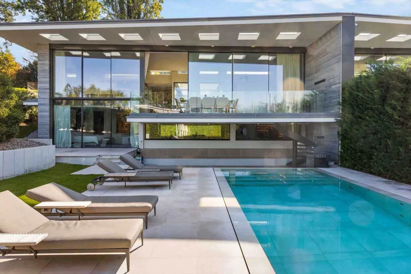 Magnificent Villa with Contemporary Architecture and Lake and Lagoon Access - Photo 2 of 12