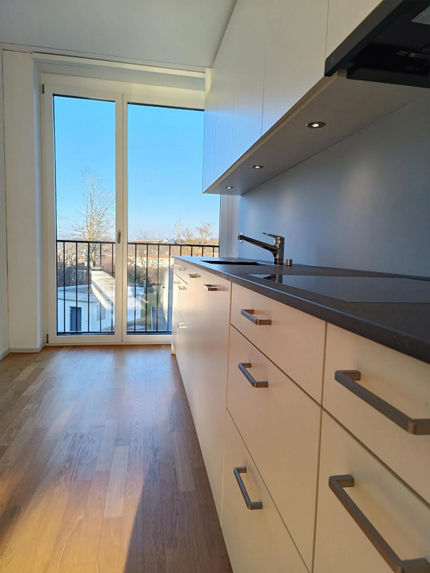 Living by the stream with a 27m2 sunny, large loggia - Photo 2 of 13