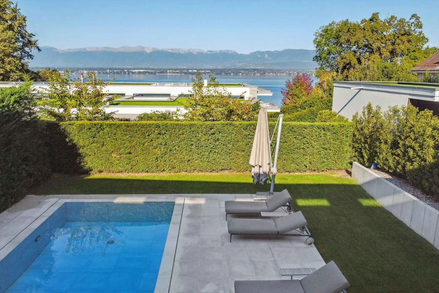 Magnificent Villa with Contemporary Architecture and Lake and Lagoon Access - Photo 3 of 12