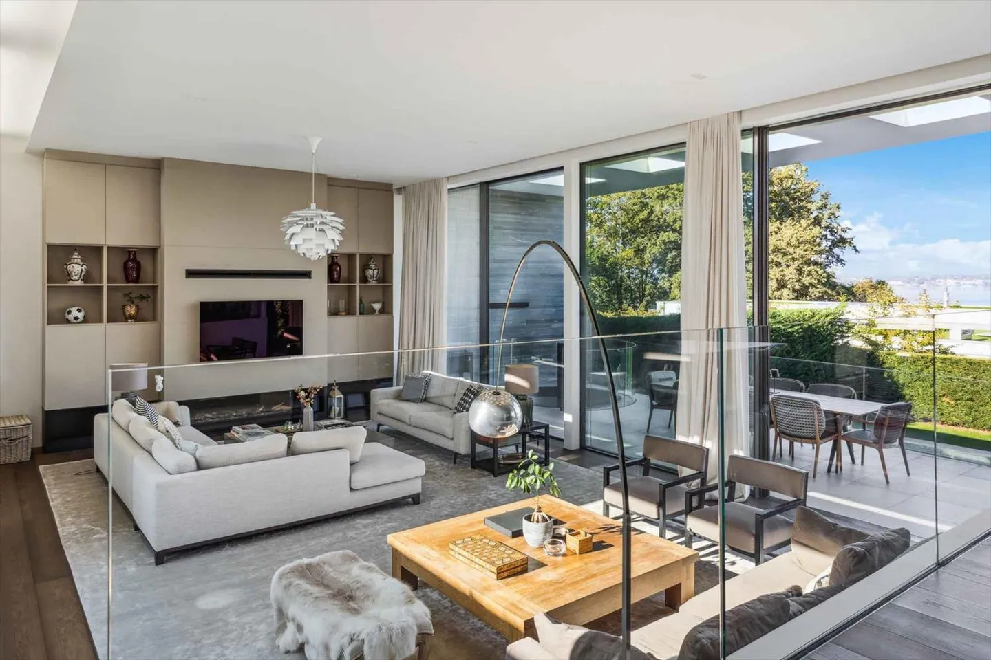 Magnificent Villa with Contemporary Architecture and Lake and Lagoon Access - Photo 4 of 12