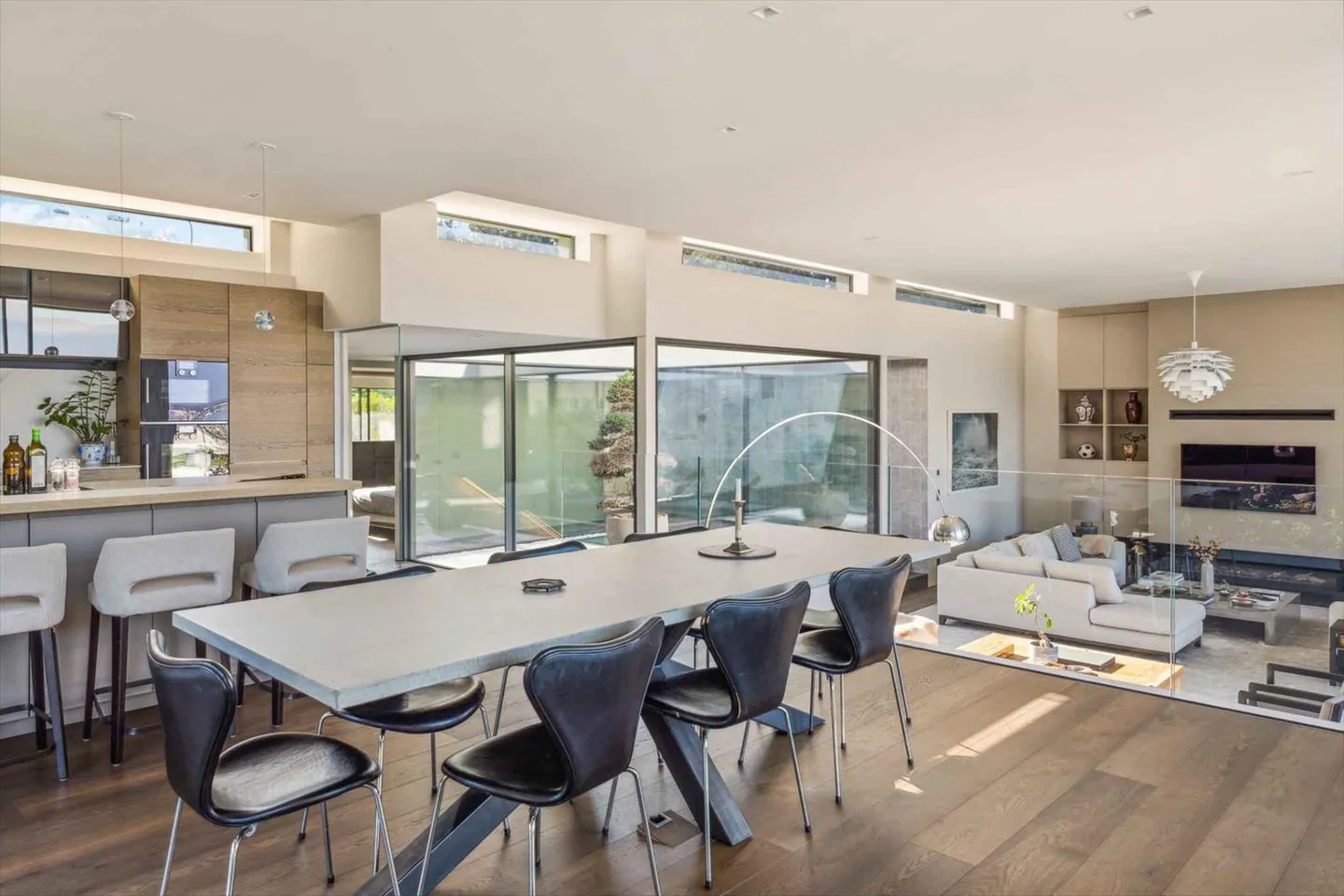 Magnificent Villa with Contemporary Architecture and Lake and Lagoon Access - Photo 5 of 12