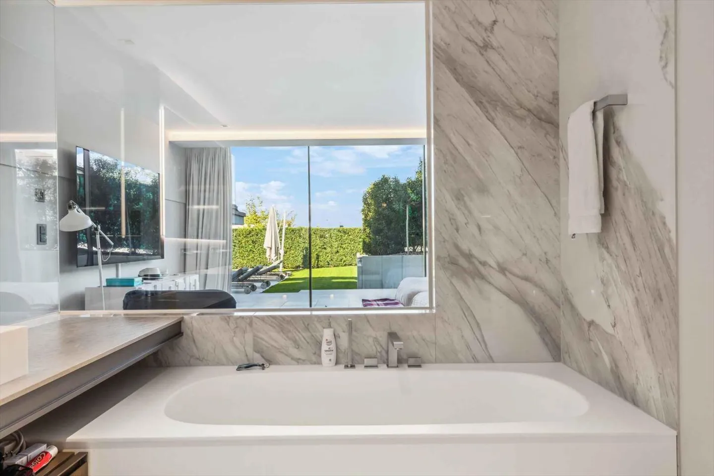 Magnificent Villa with Contemporary Architecture and Lake and Lagoon Access - Photo 8 of 12