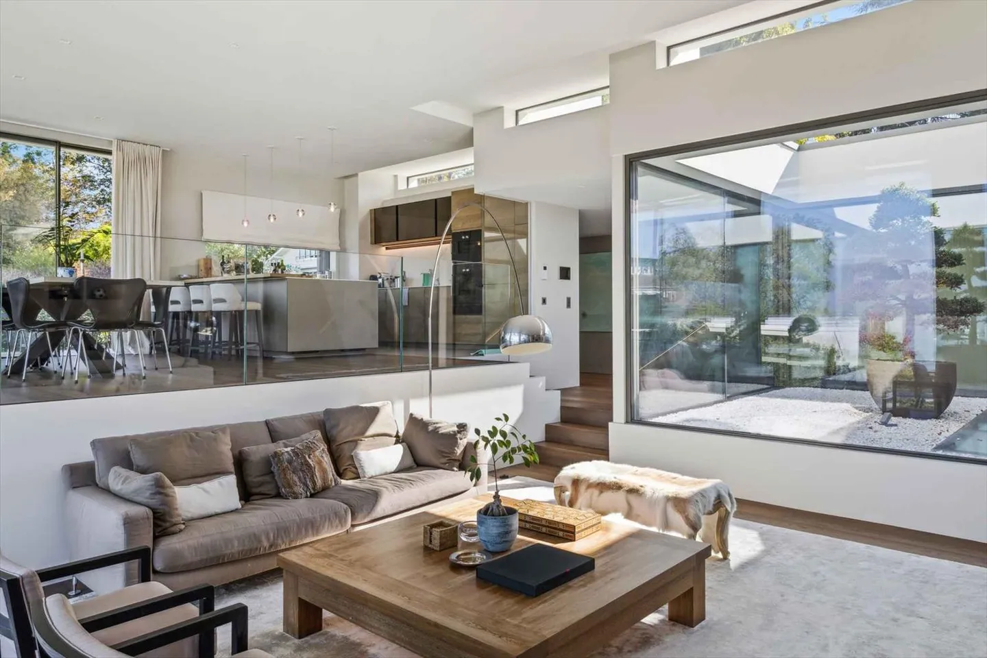 Magnificent Villa with Contemporary Architecture and Lake and Lagoon Access - Photo 6 of 12