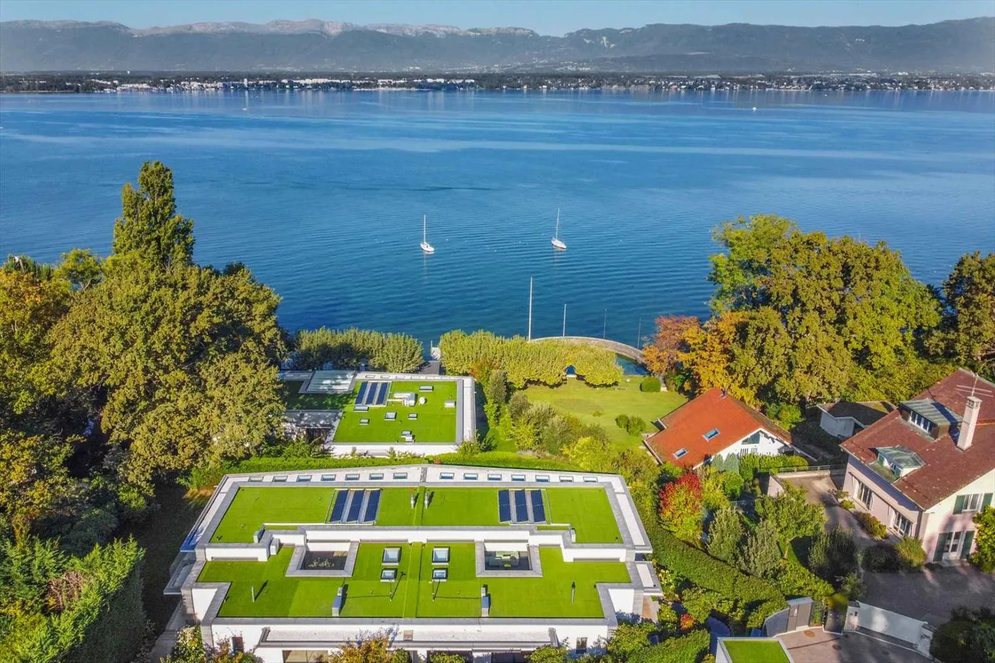 Magnificent Villa with Contemporary Architecture and Lake and Lagoon Access - Photo 12 of 12