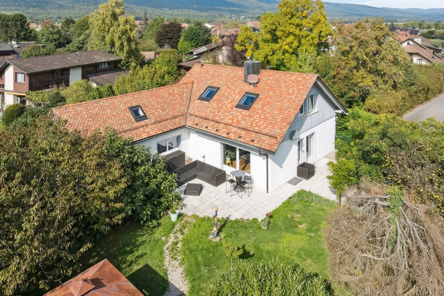 Familienvilla mit großem, bewaldetem Garten - Foto 1 von 11