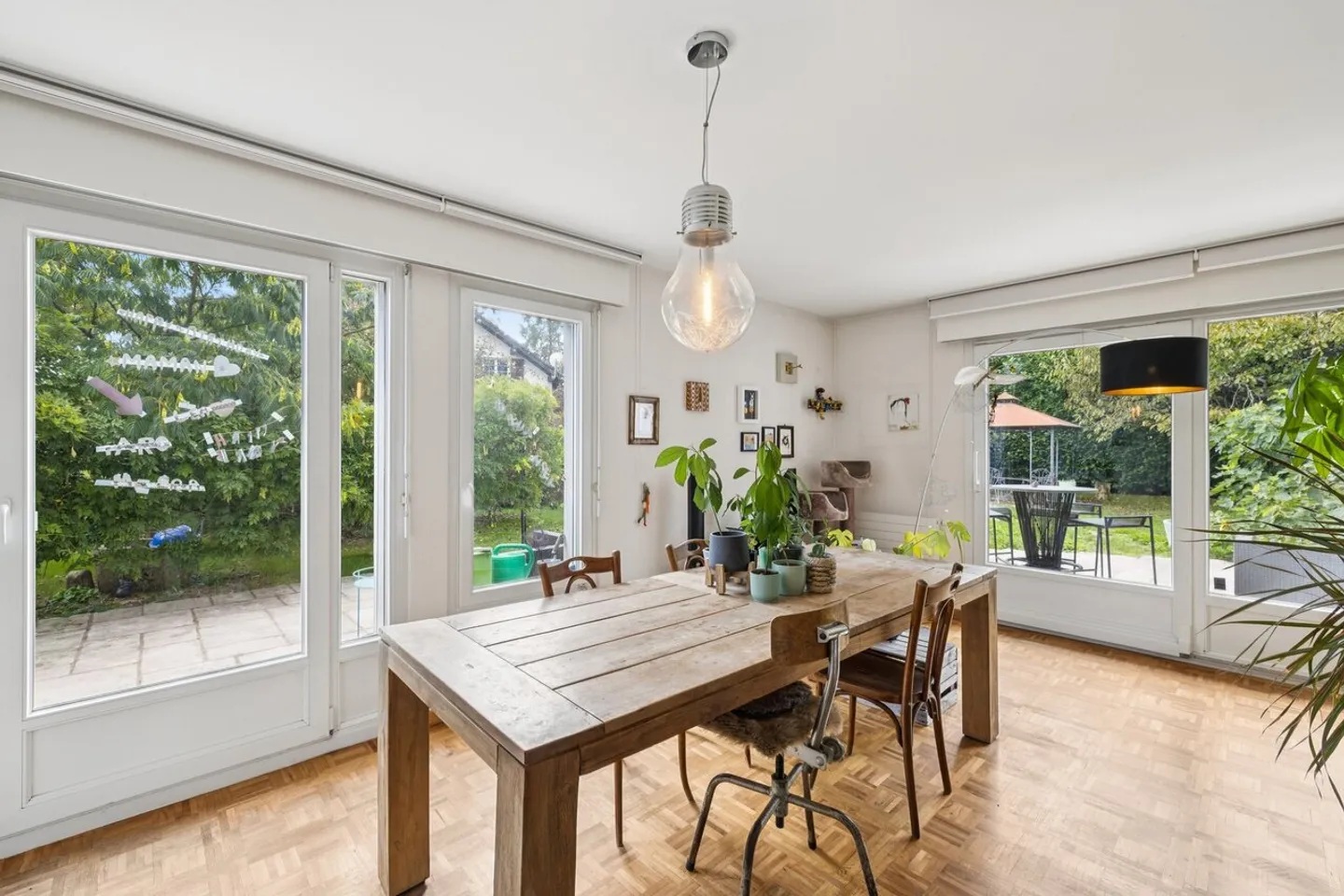 Familienvilla mit großem, bewaldetem Garten - Foto 2 von 11