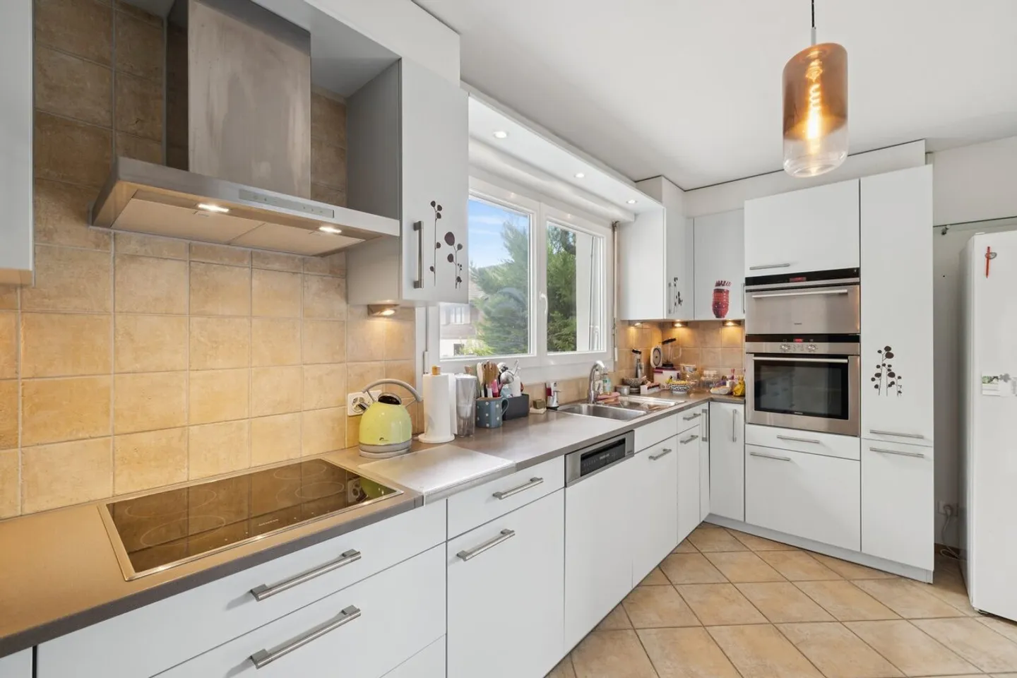 Familienvilla mit großem, bewaldetem Garten - Foto 3 von 11