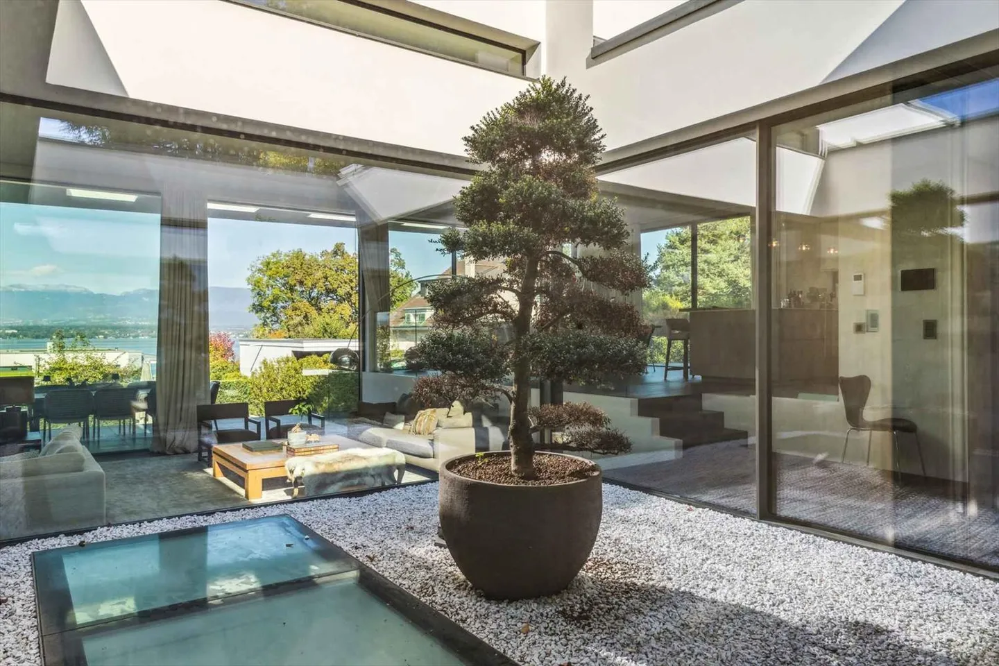 Magnificent Villa with Contemporary Architecture and Lake and Lagoon Access - Photo 11 of 12