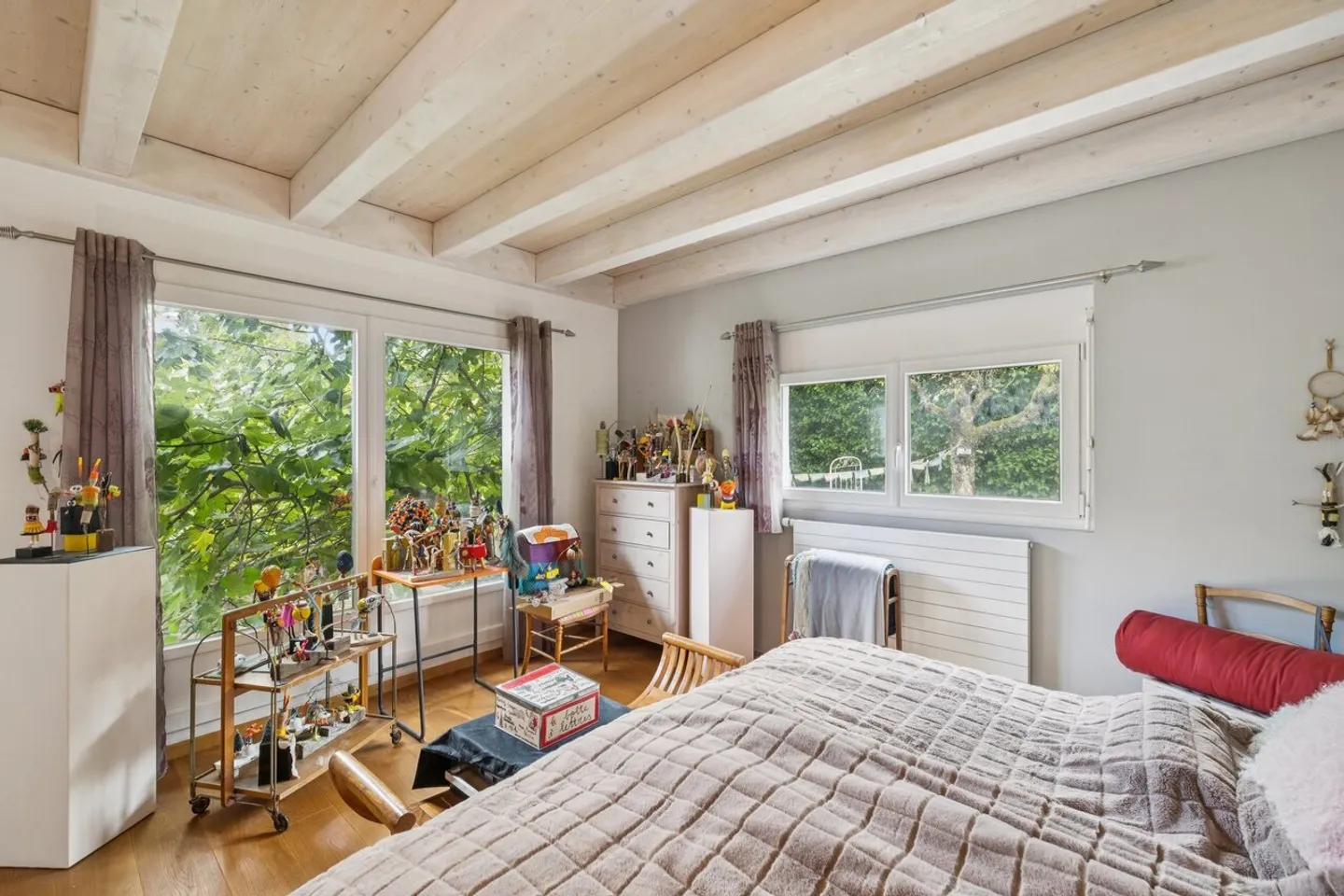 Familienvilla mit großem, bewaldetem Garten - Foto 5 von 11