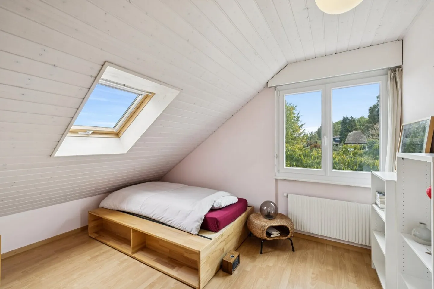 Familienvilla mit großem, bewaldetem Garten - Foto 7 von 11