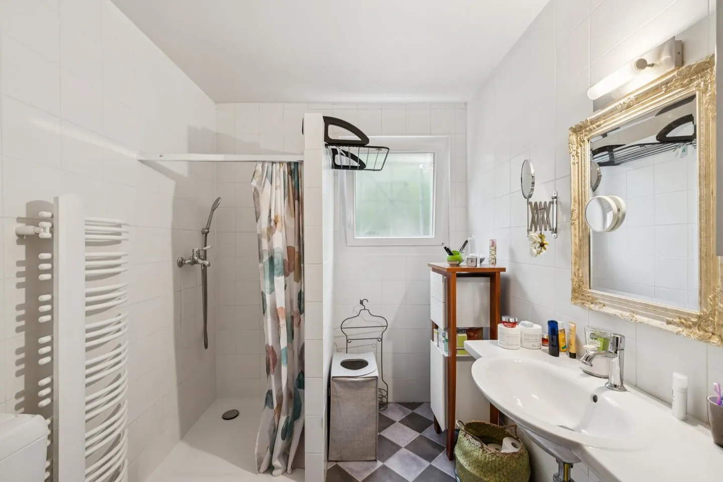 Familienvilla mit großem, bewaldetem Garten - Foto 8 von 11