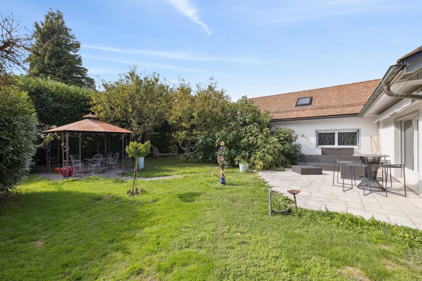 Familienvilla mit großem, bewaldetem Garten - Foto 9 von 11