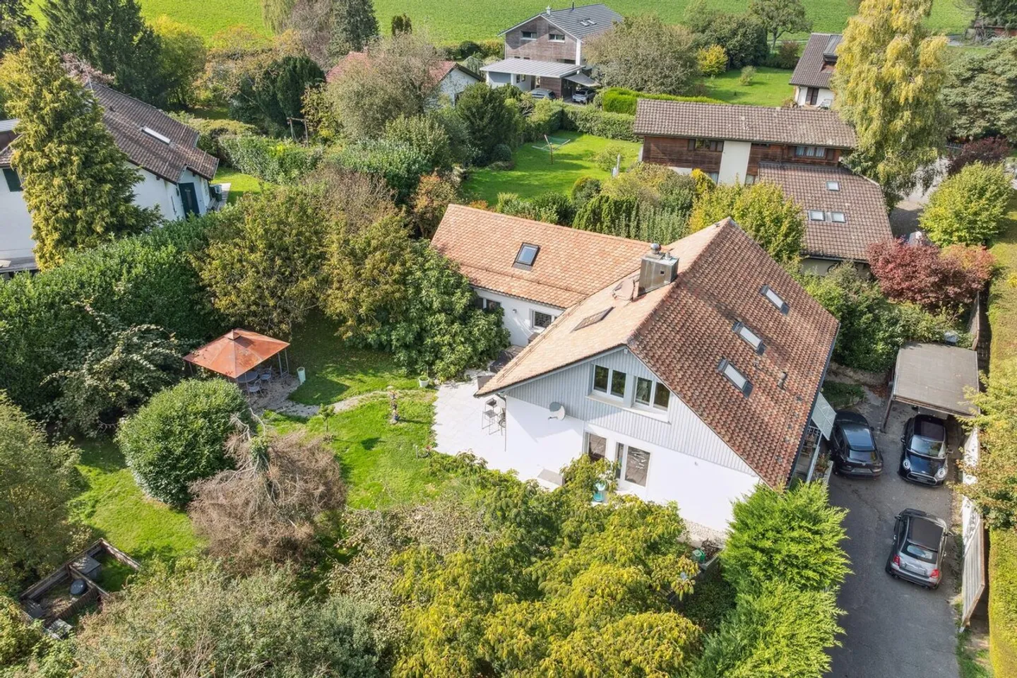 Familienvilla mit großem, bewaldetem Garten - Foto 10 von 11