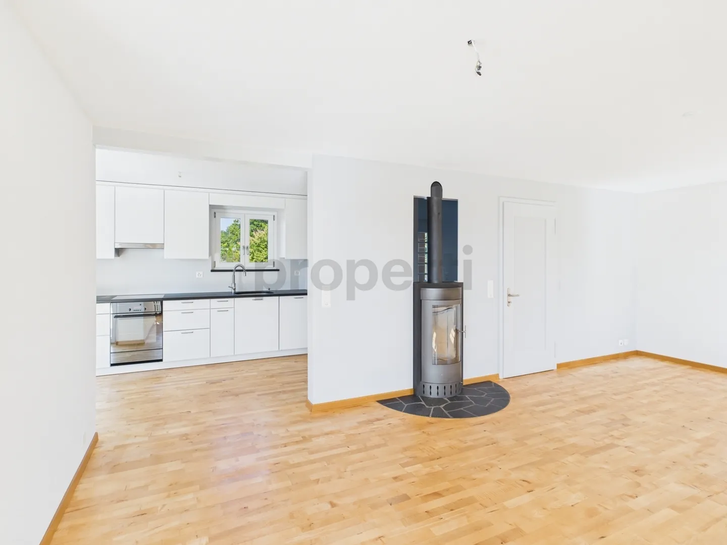 Appartamento 4.5 appena ristrutturato con grande terrazza in una zona residenziale tranquilla a Wettswil am Albis - Foto 6 di 13