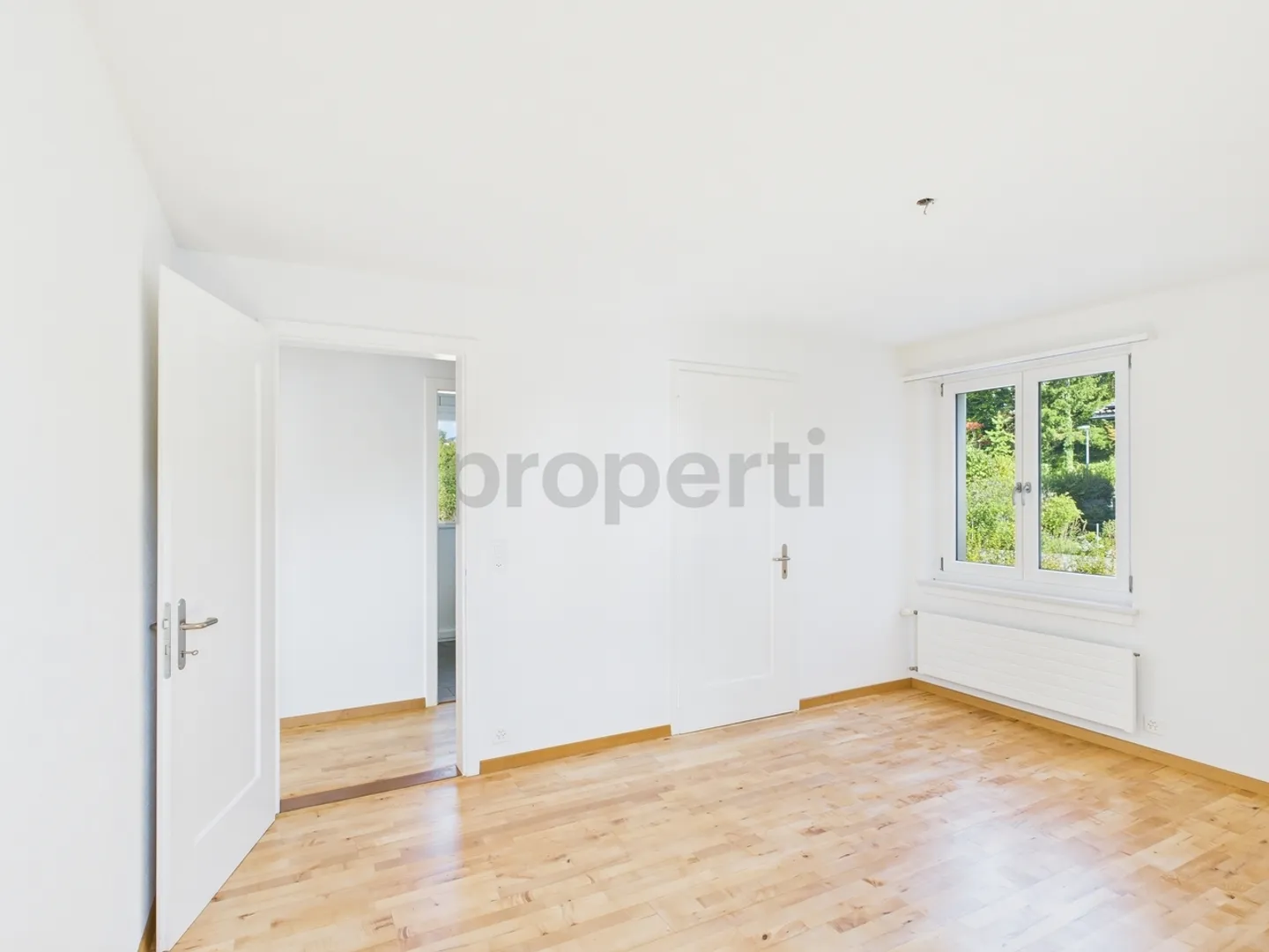 Appartamento 4.5 appena ristrutturato con grande terrazza in una zona residenziale tranquilla a Wettswil am Albis - Foto 8 di 13