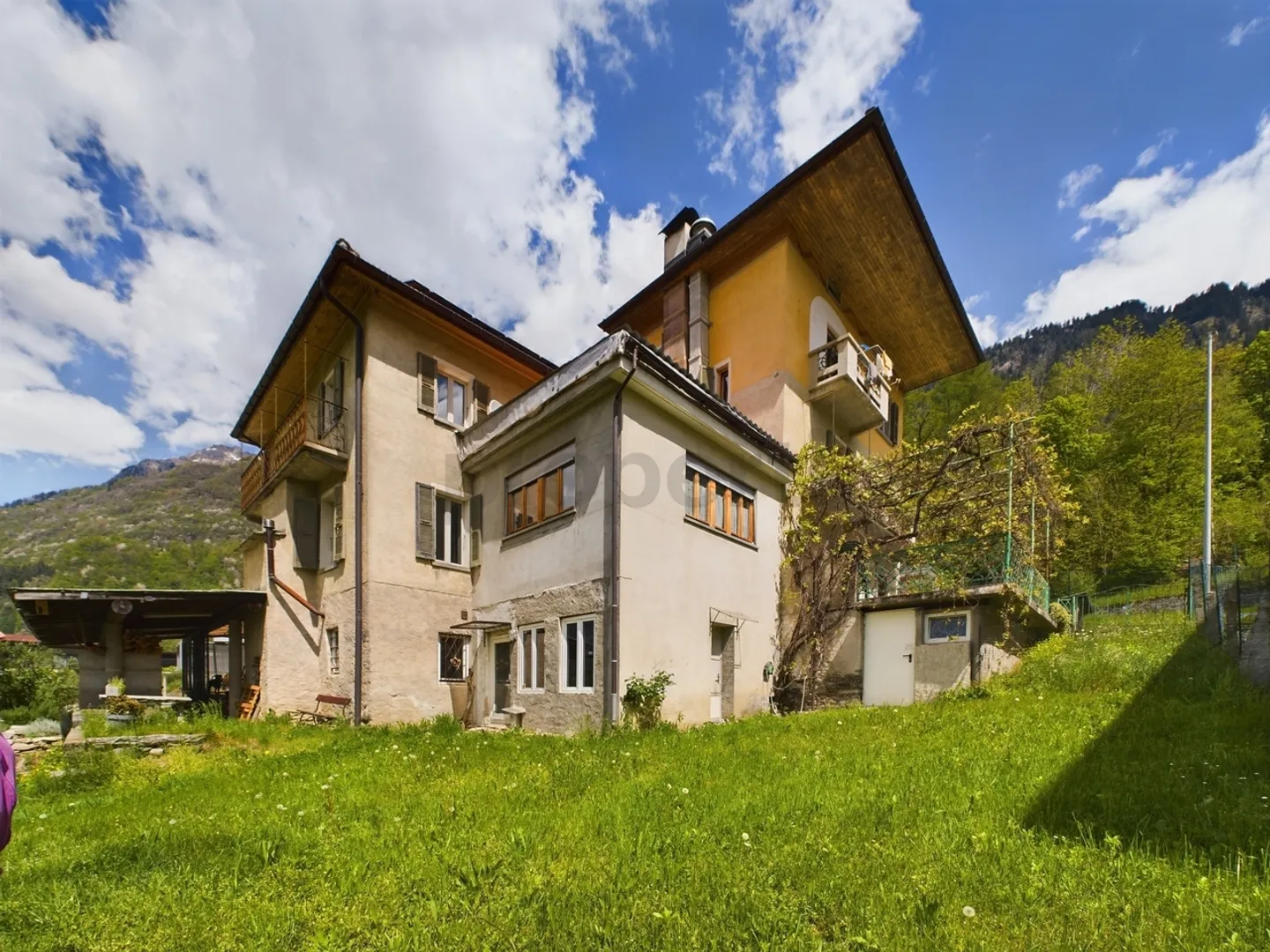 Maison plurifamiliale pittoresque avec terrain au cœur de la Val di Blenio - Photo 1 sur 13