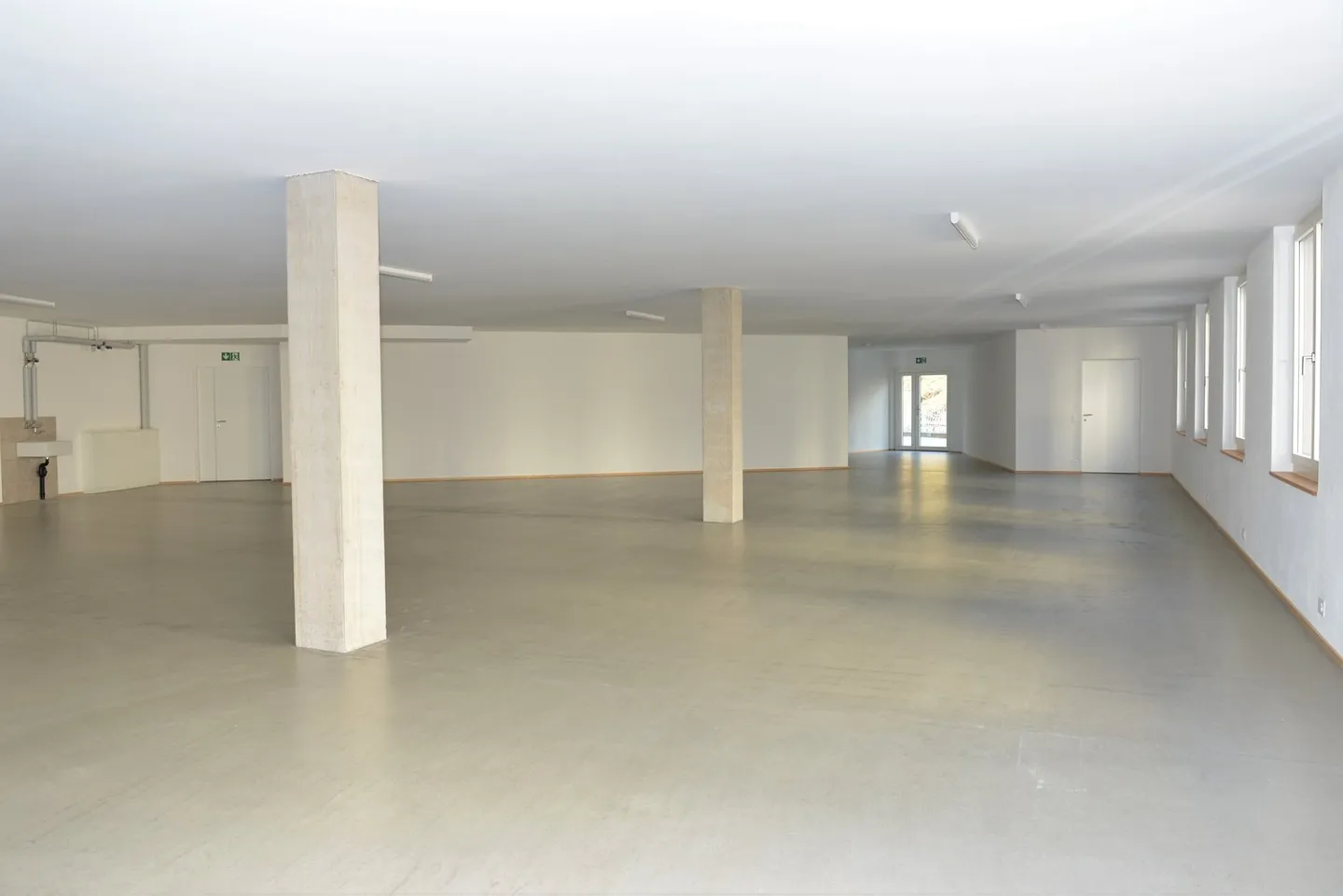 Ampia stanza con possibilità di utilizzo versatile - Foto 4 di 9