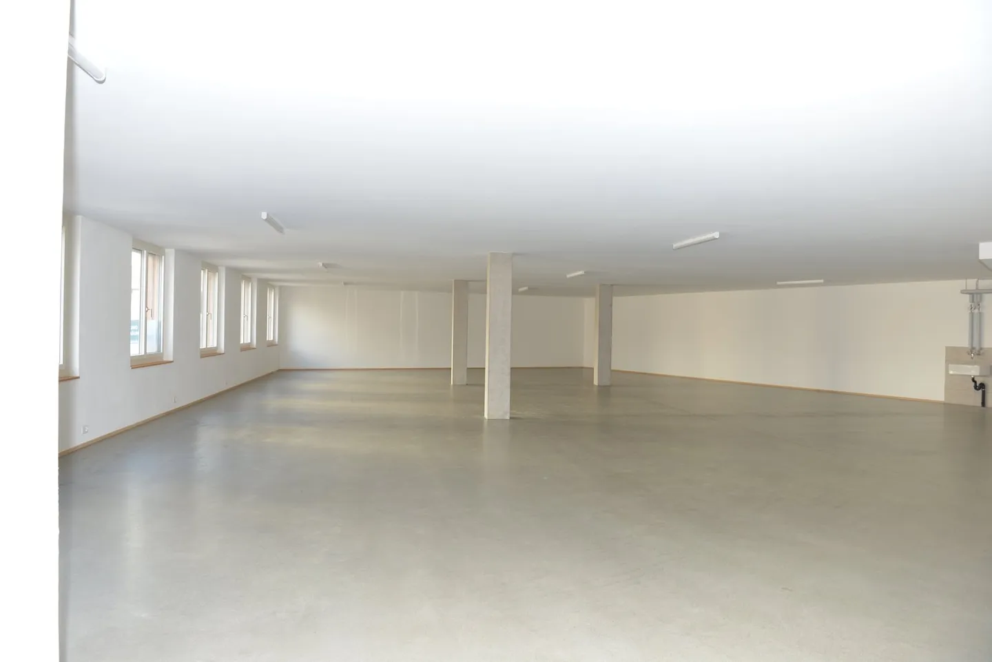 Ampia stanza con possibilità di utilizzo versatile - Foto 3 di 9