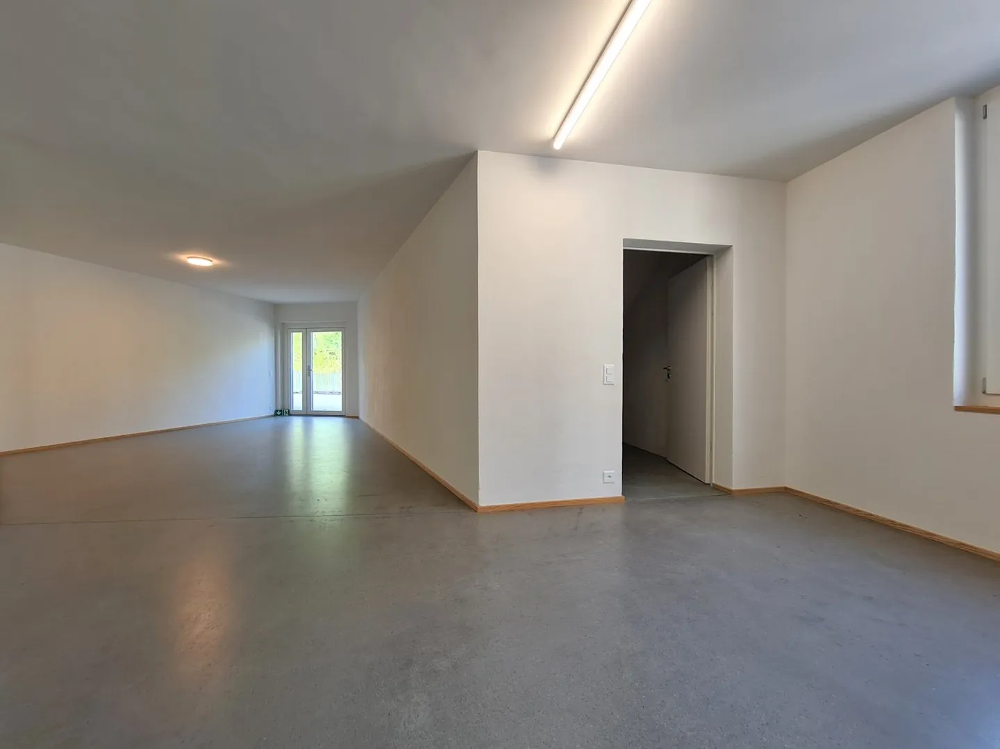 Ampia stanza con possibilità di utilizzo versatile - Foto 2 di 9