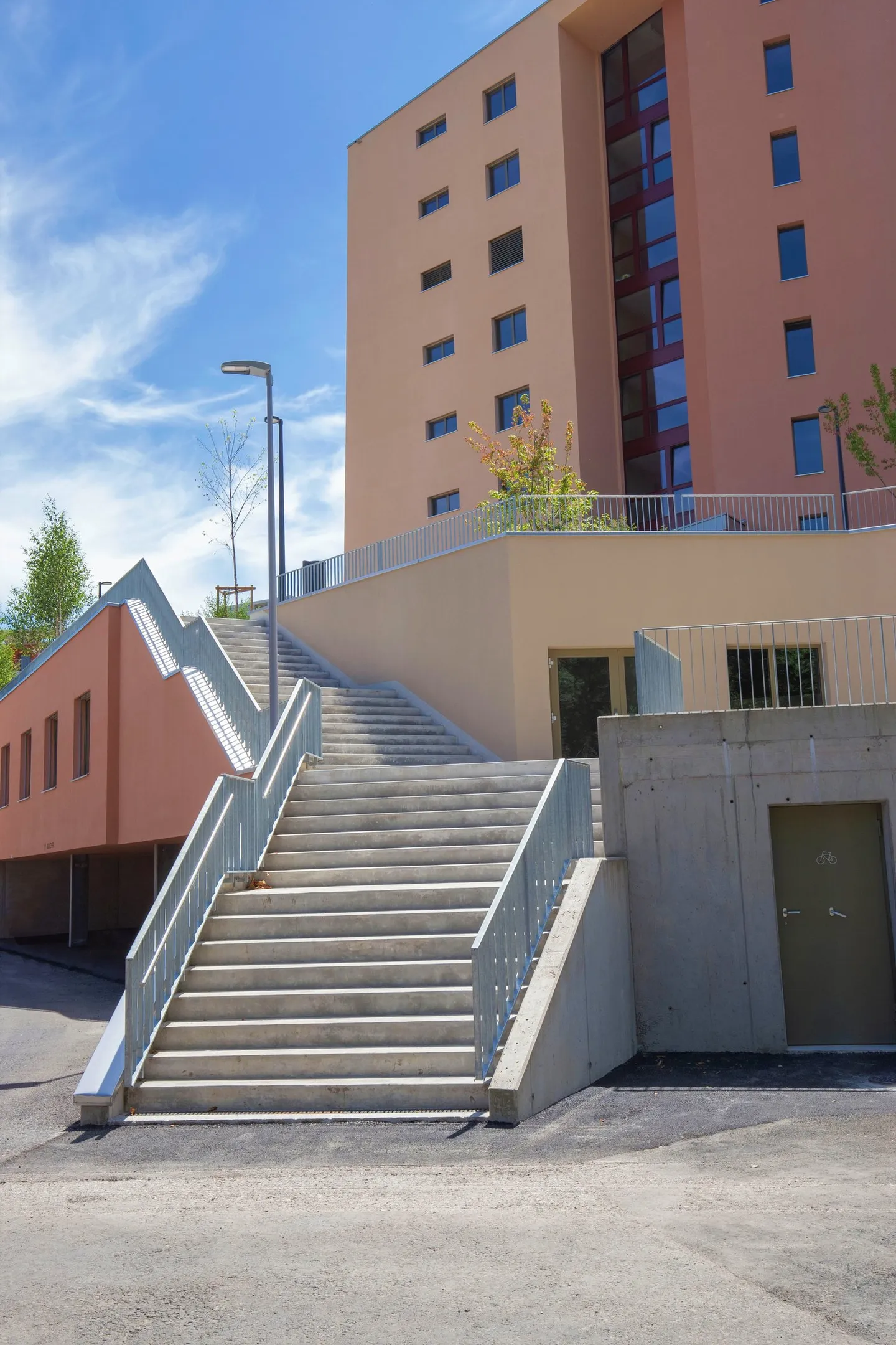 Ampia stanza con possibilità di utilizzo versatile - Foto 6 di 9