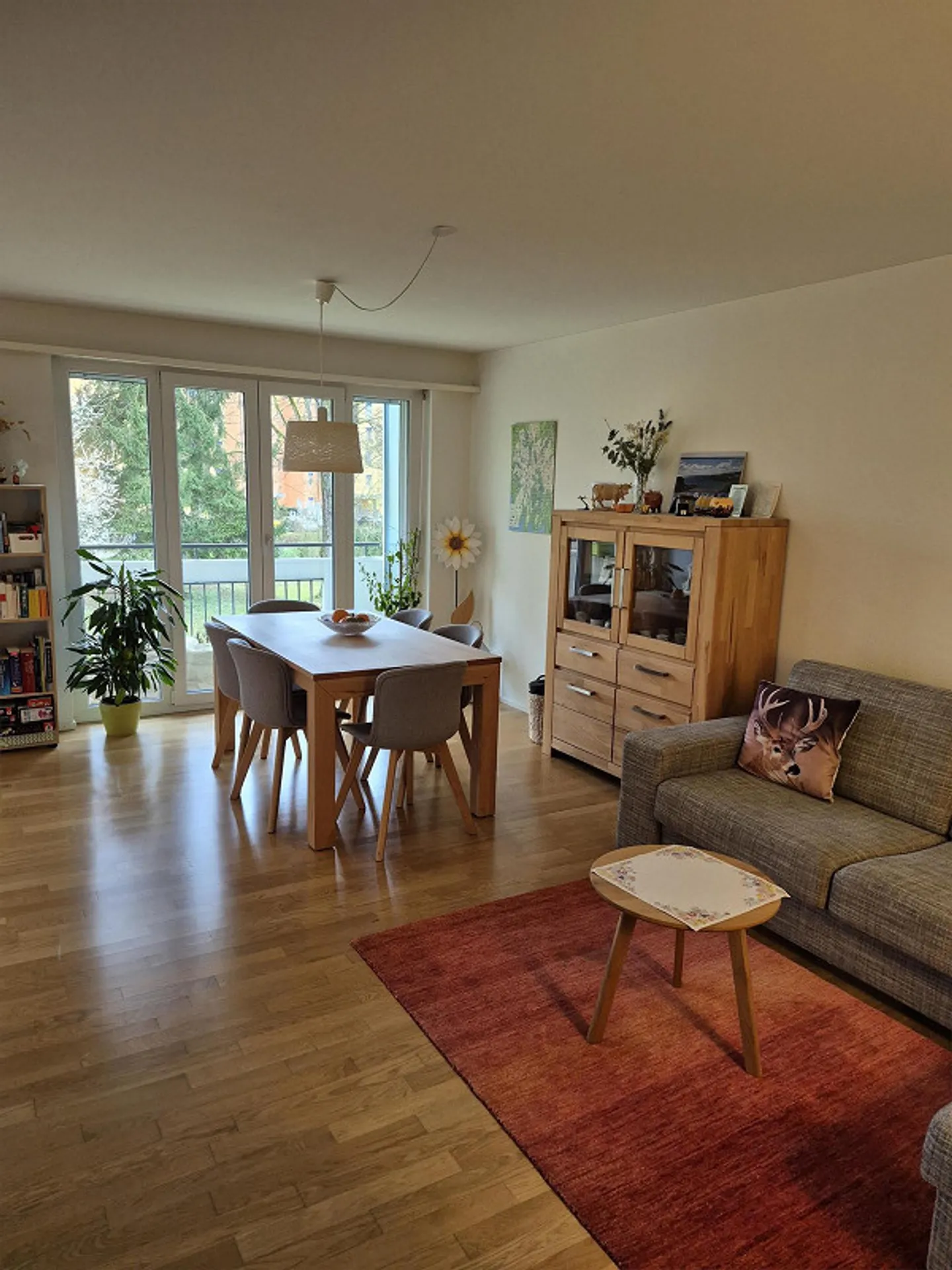 Vie urbaine près de Zurich avec vue sur la verdure - Photo 2 sur 12