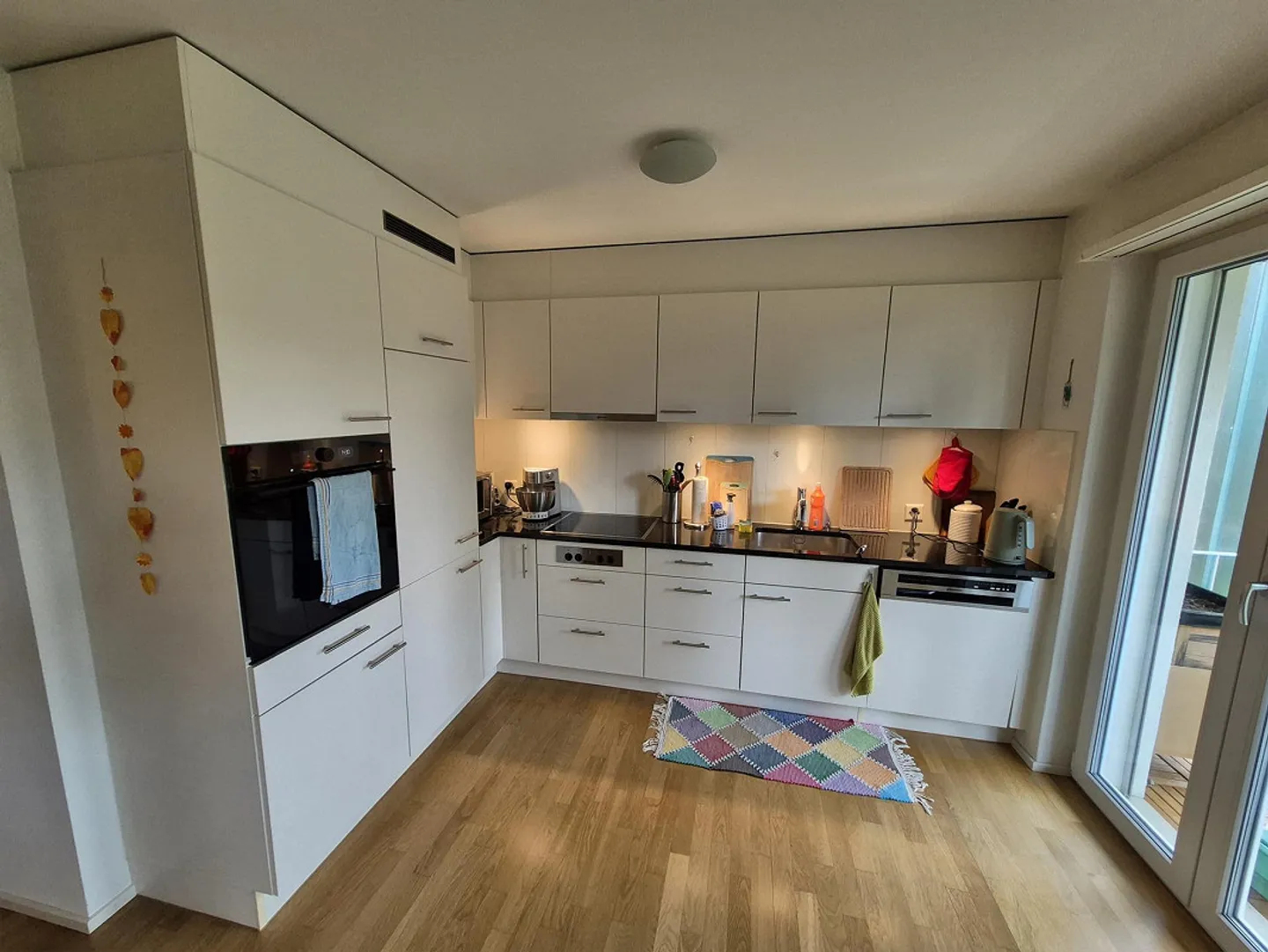 Vie urbaine près de Zurich avec vue sur la verdure - Photo 1 sur 12