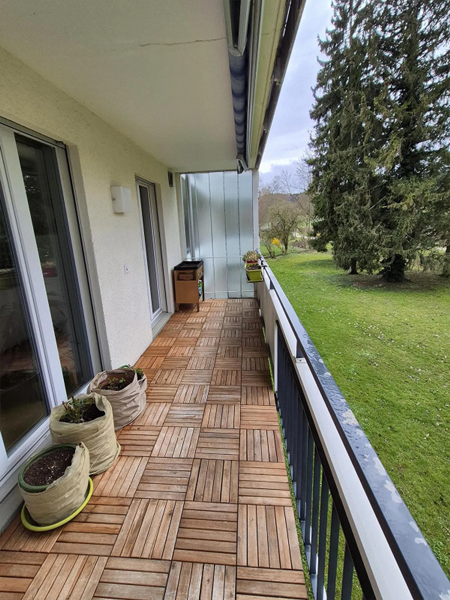 Vie urbaine près de Zurich avec vue sur la verdure - Photo 4 sur 12