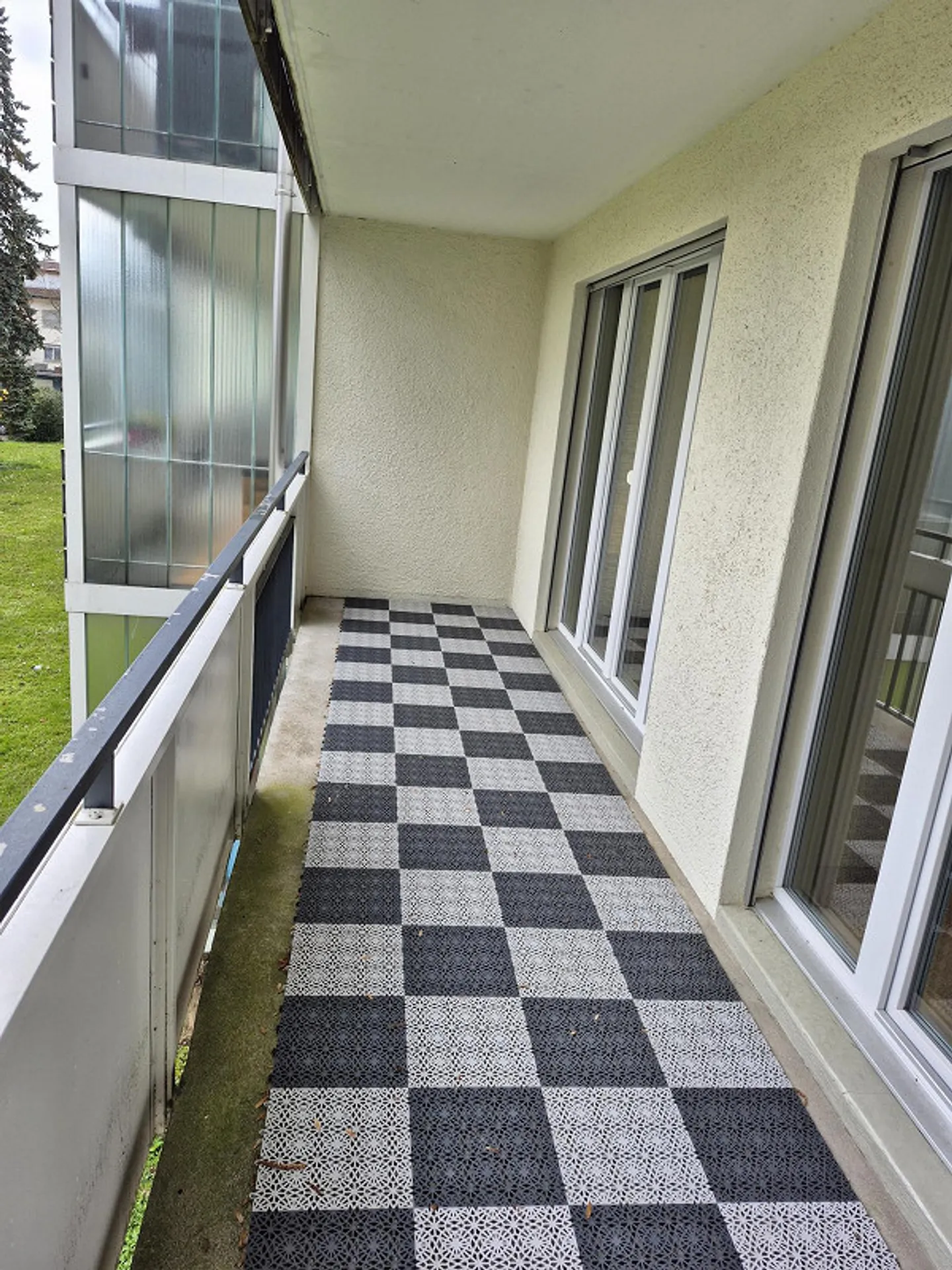 Vie urbaine près de Zurich avec vue sur la verdure - Photo 5 sur 12