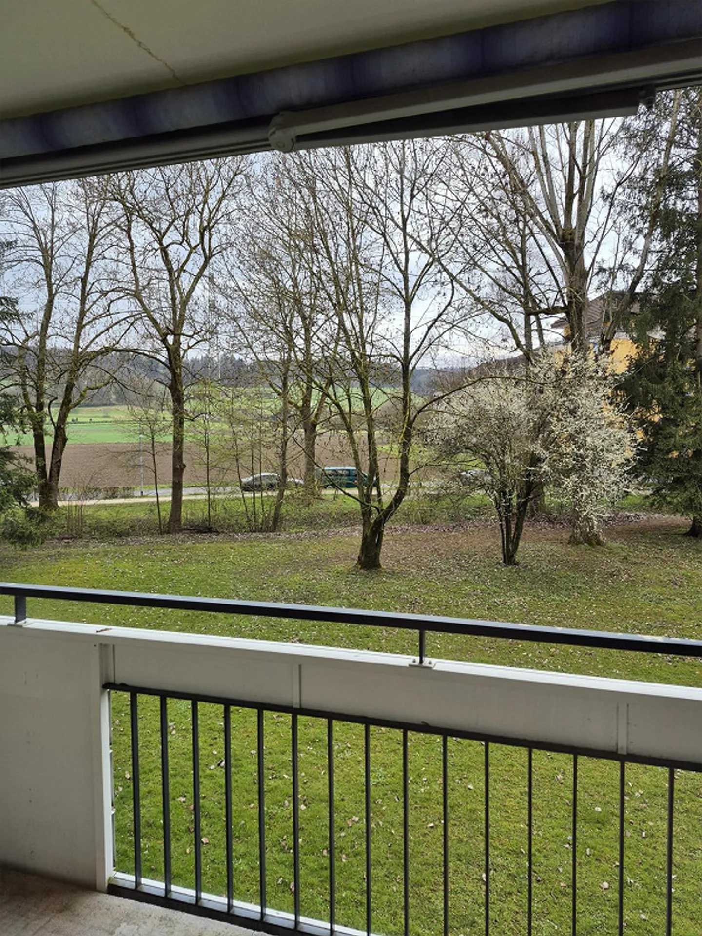 Vie urbaine près de Zurich avec vue sur la verdure - Photo 6 sur 12