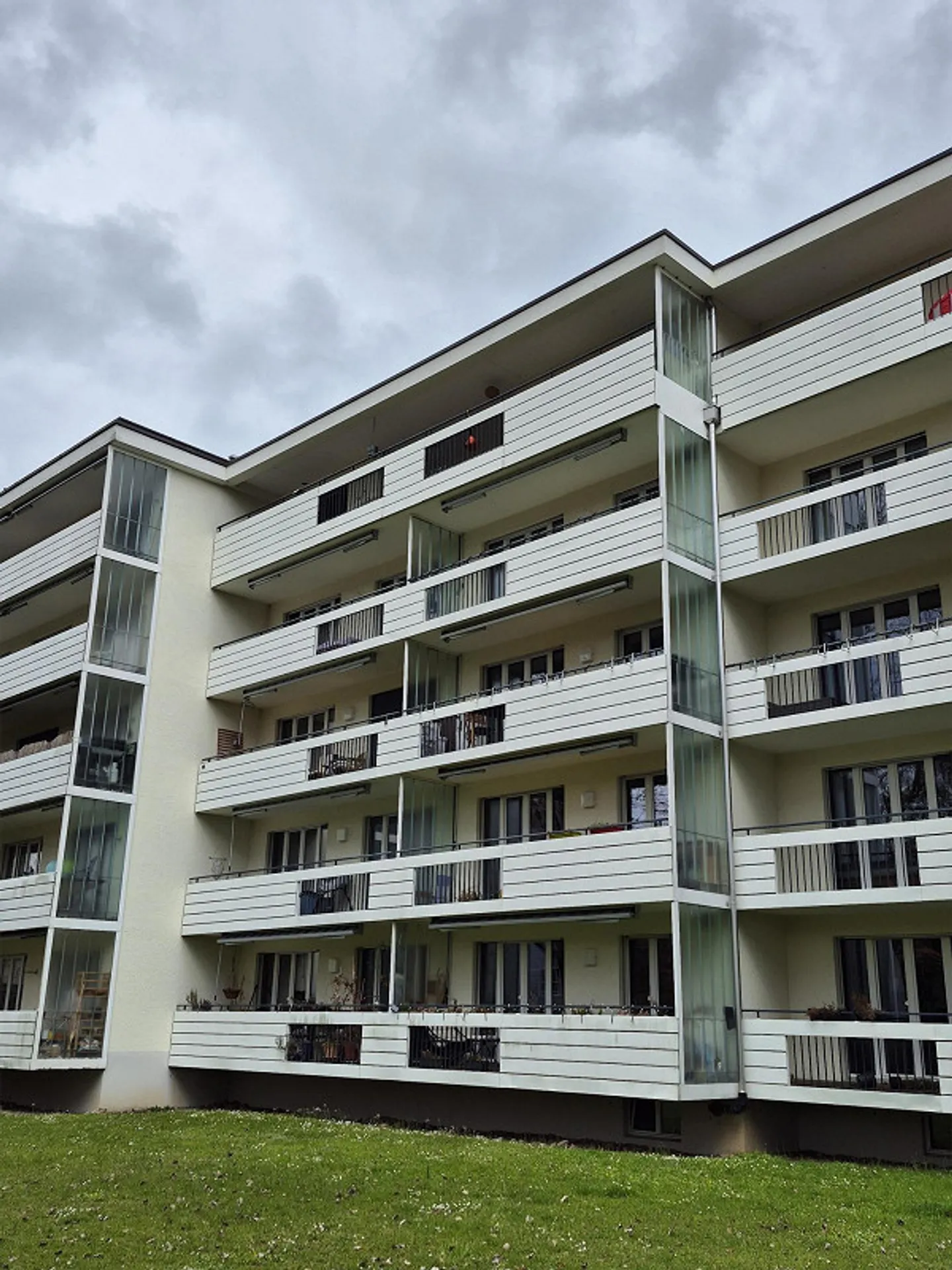 Vie urbaine près de Zurich avec vue sur la verdure - Photo 12 sur 12