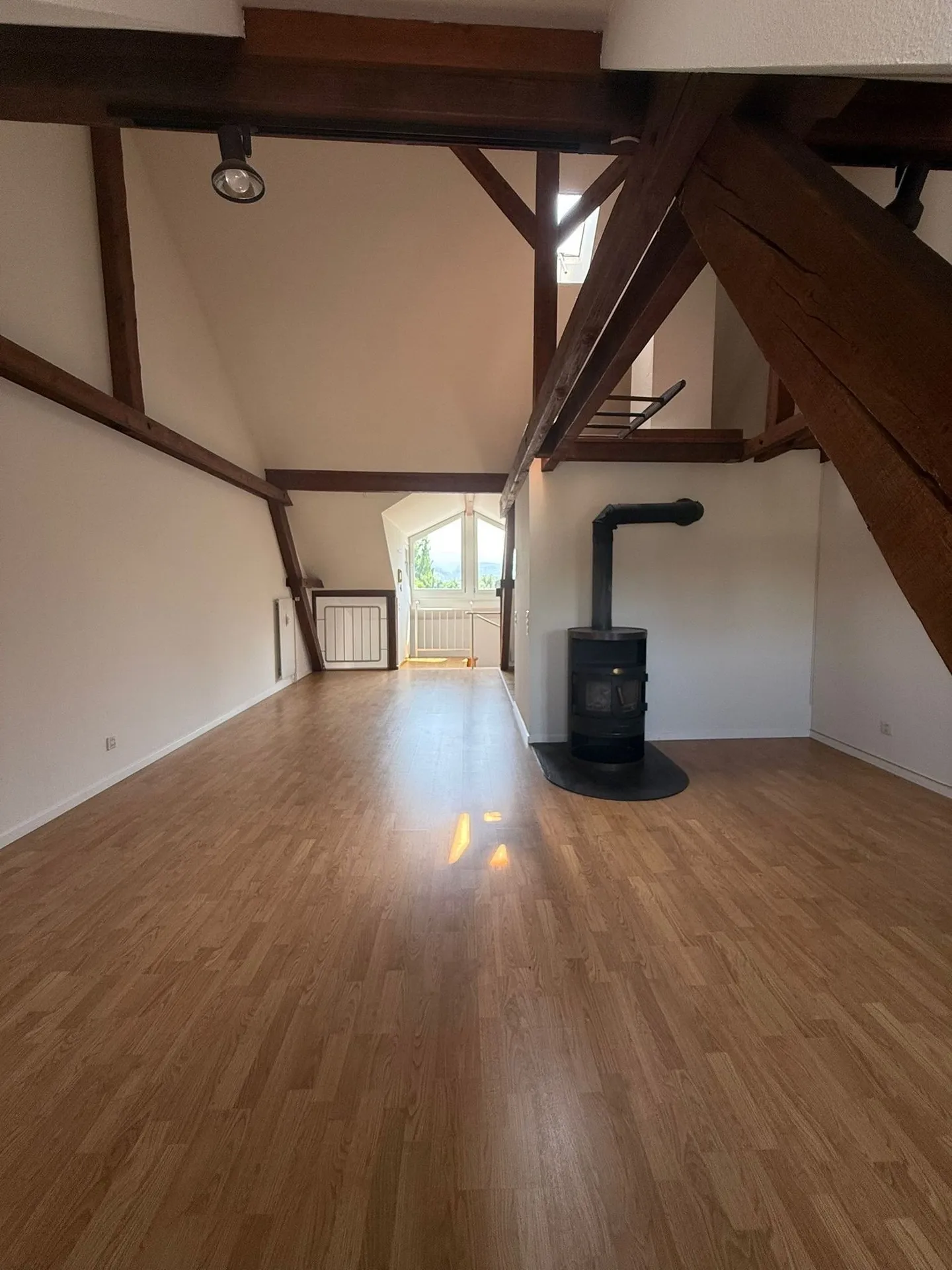 Charmante 3.5-Zimmer-Maisonette-Wohnung mit Blick auf die Birs - Foto 2 von 12