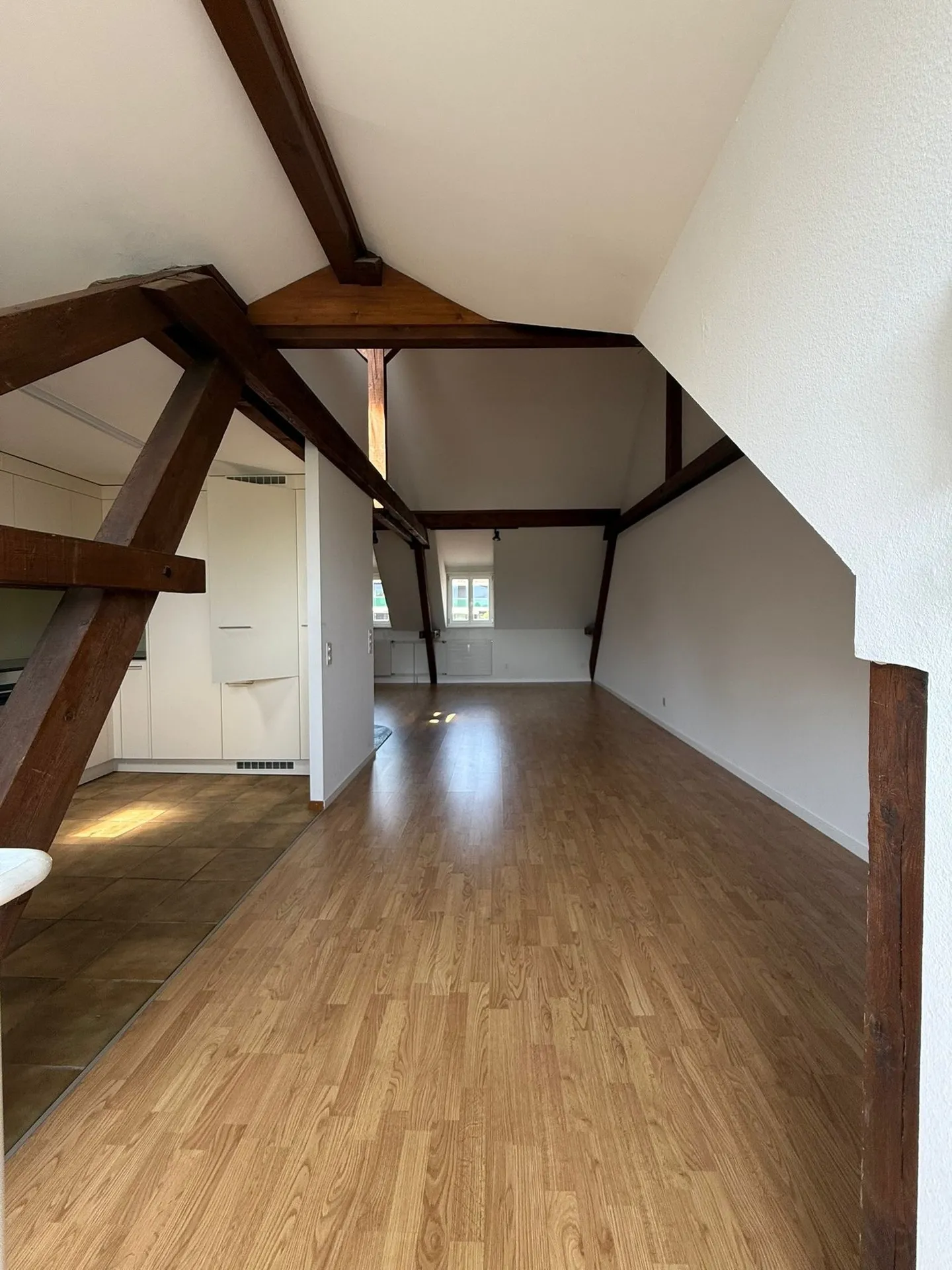 Charmante 3.5-Zimmer-Maisonette-Wohnung mit Blick auf die Birs - Foto 1 von 12