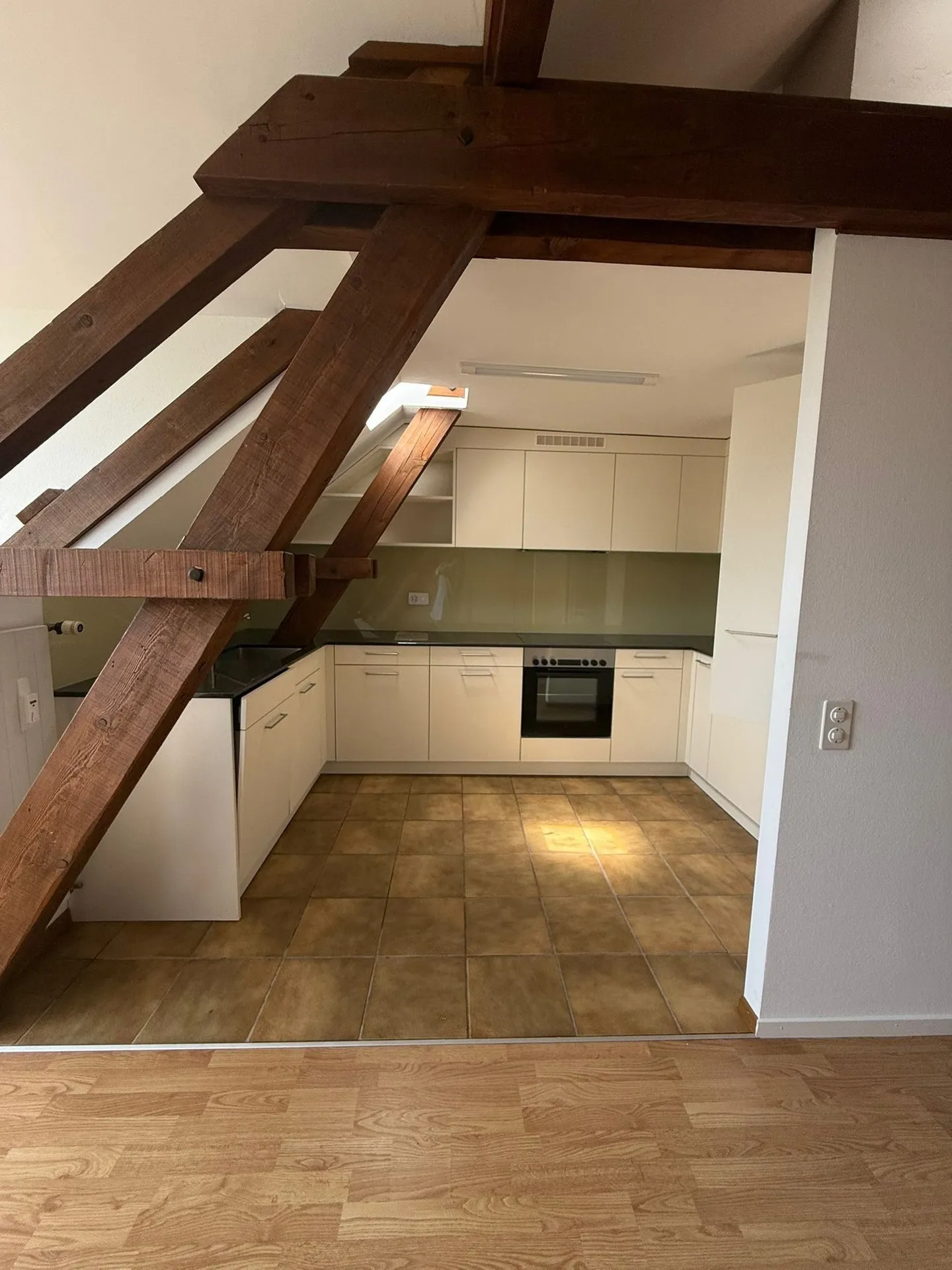 Charmante 3.5-Zimmer-Maisonette-Wohnung mit Blick auf die Birs - Foto 3 von 12