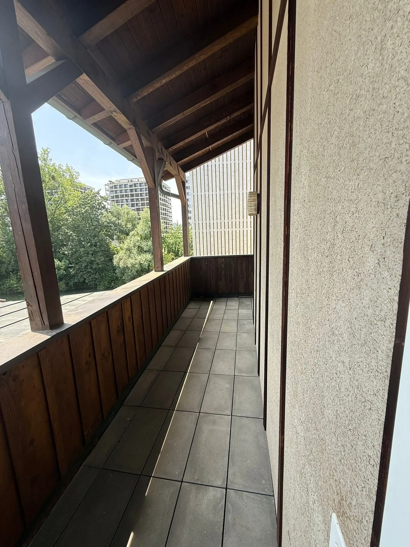 Charmante 3.5-Zimmer-Maisonette-Wohnung mit Blick auf die Birs - Foto 5 von 12