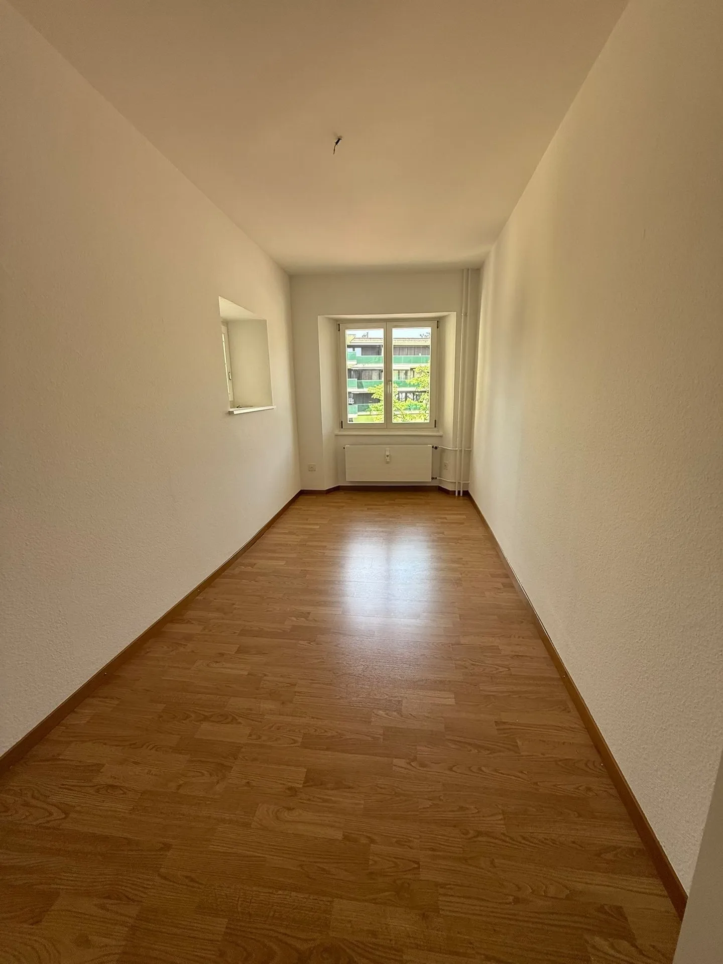 Charmante 3.5-Zimmer-Maisonette-Wohnung mit Blick auf die Birs - Foto 9 von 12