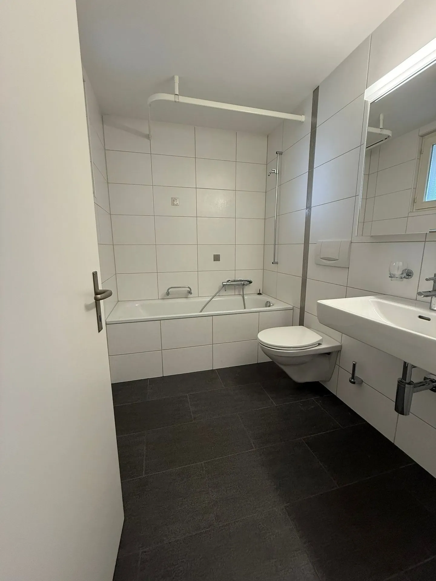 Charmante 3.5-Zimmer-Maisonette-Wohnung mit Blick auf die Birs - Foto 11 von 12
