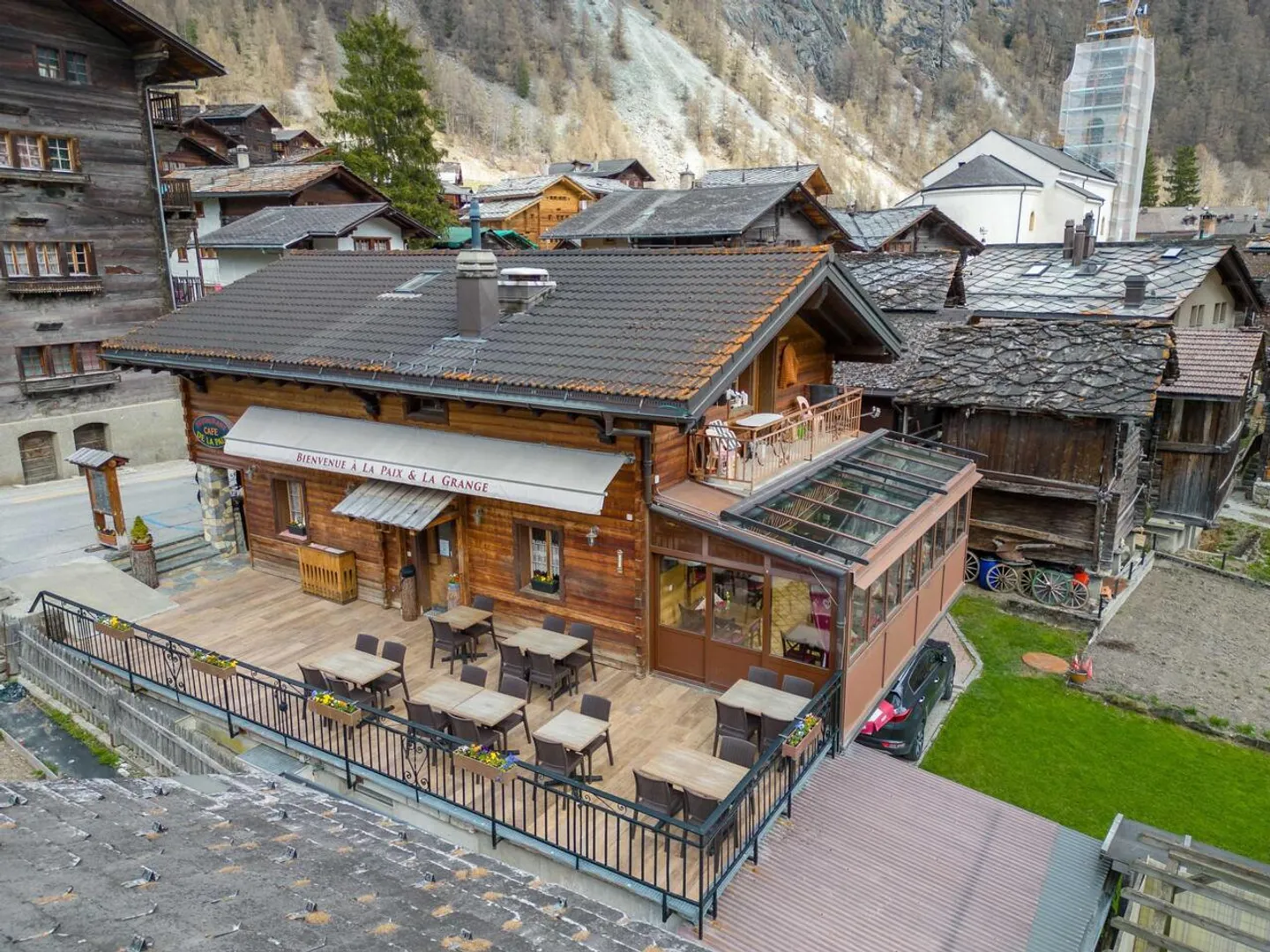 Renommiertes und betriebenes Restaurant im Zentrum des Dorfes Evolène - Foto 1 von 17