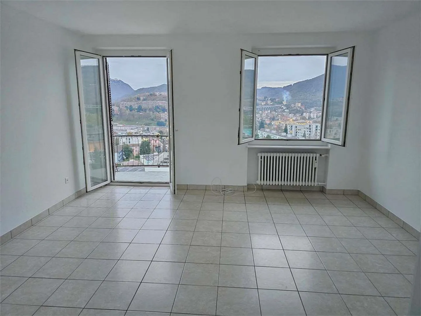 Vacallo - Helles 3-Zimmer-Wohnung in zentraler Lage mit Garage inklusive - Foto 1 von 8