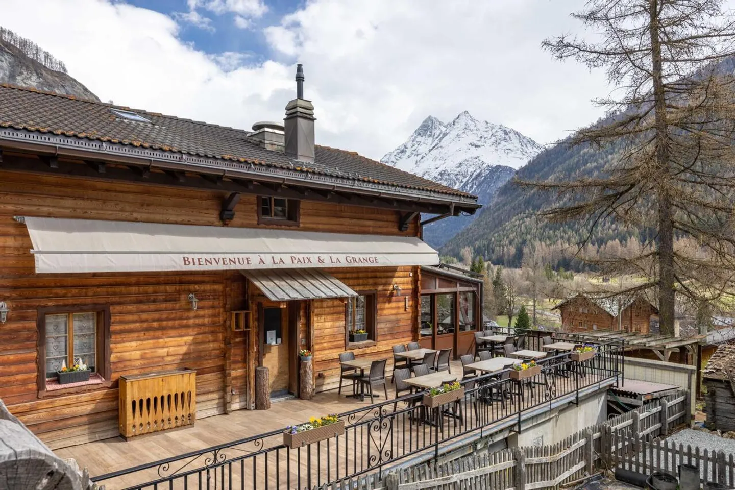 Renommiertes und betriebenes Restaurant im Zentrum des Dorfes Evolène - Foto 3 von 17