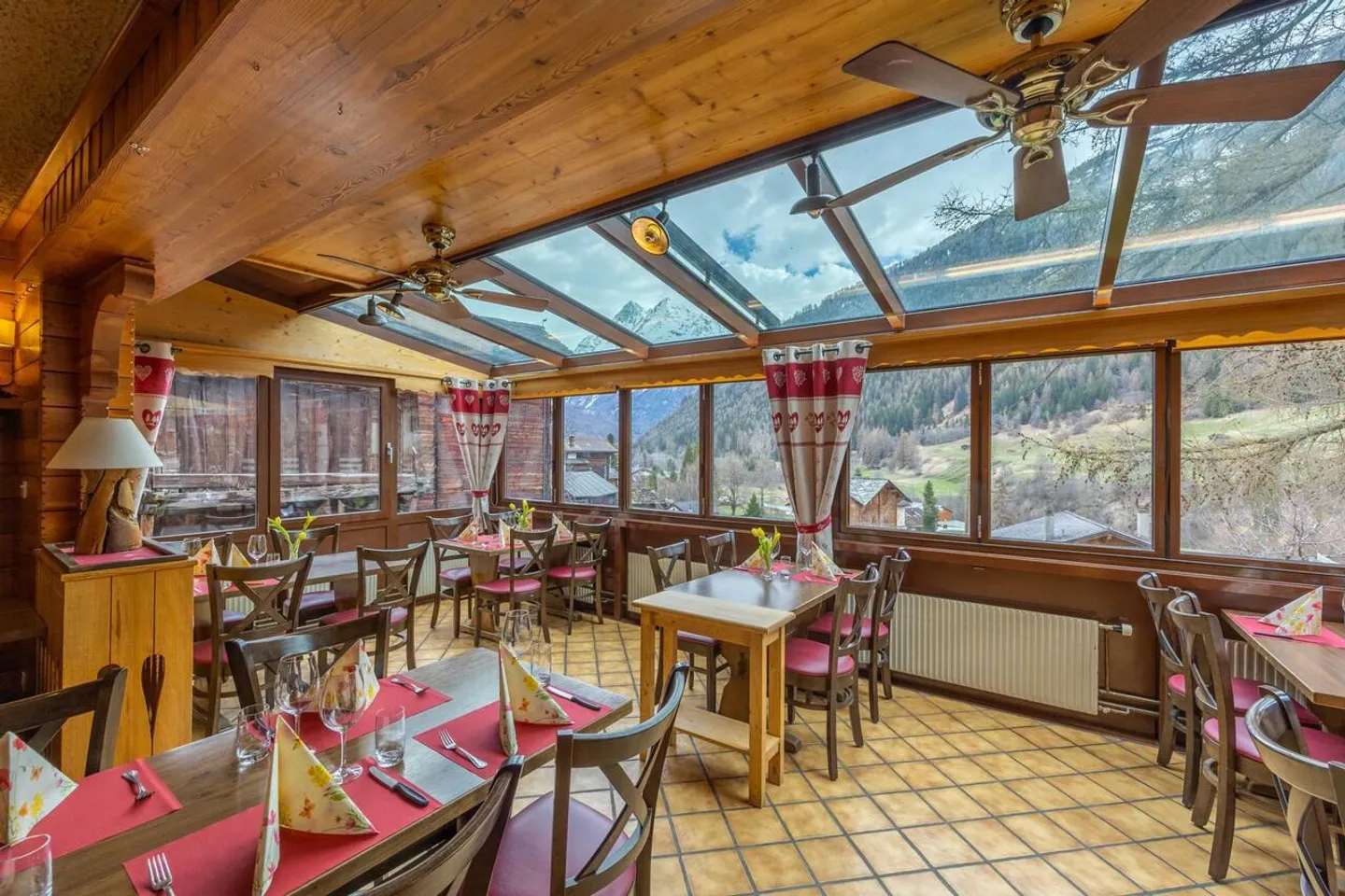 Renommiertes und betriebenes Restaurant im Zentrum des Dorfes Evolène - Foto 4 von 17