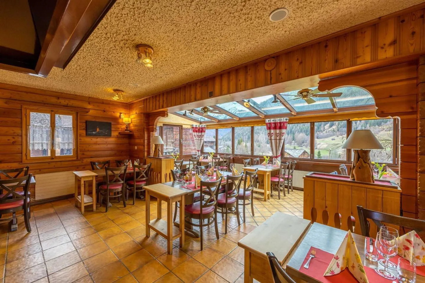 Renommiertes und betriebenes Restaurant im Zentrum des Dorfes Evolène - Foto 5 von 17