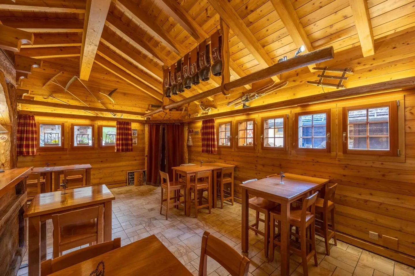 Renommiertes und betriebenes Restaurant im Zentrum des Dorfes Evolène - Foto 9 von 17
