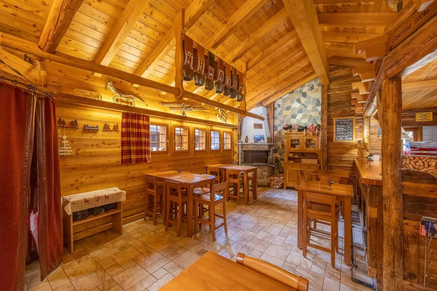 Renommiertes und betriebenes Restaurant im Zentrum des Dorfes Evolène - Foto 11 von 17