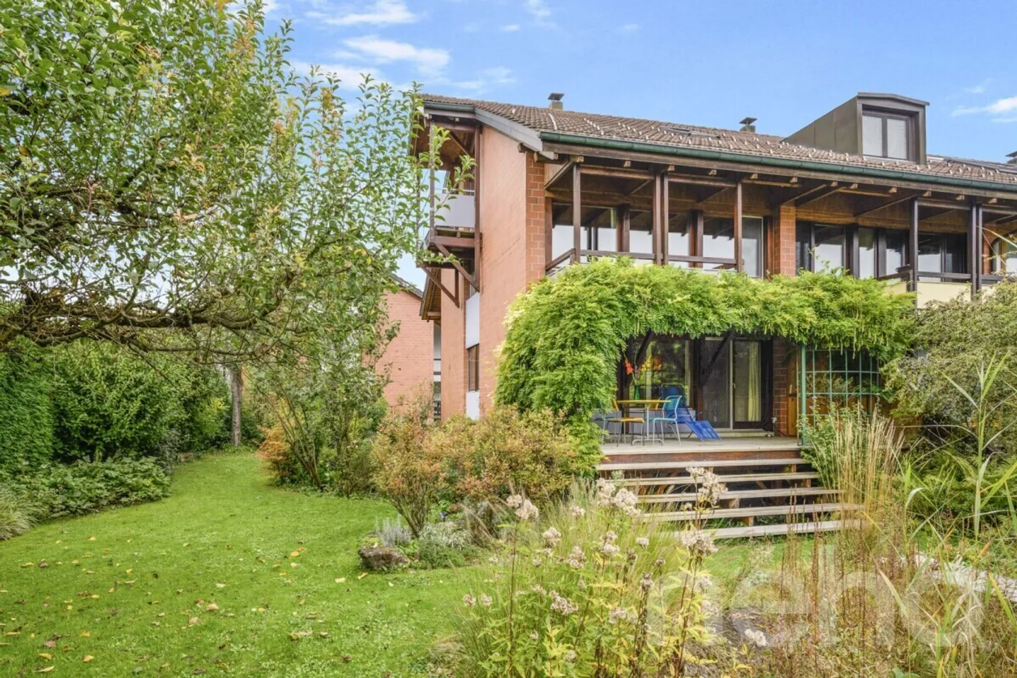 Maison de coin de 5 pièces avec étang de baignade, pergola et intimité - Photo 1 sur 13