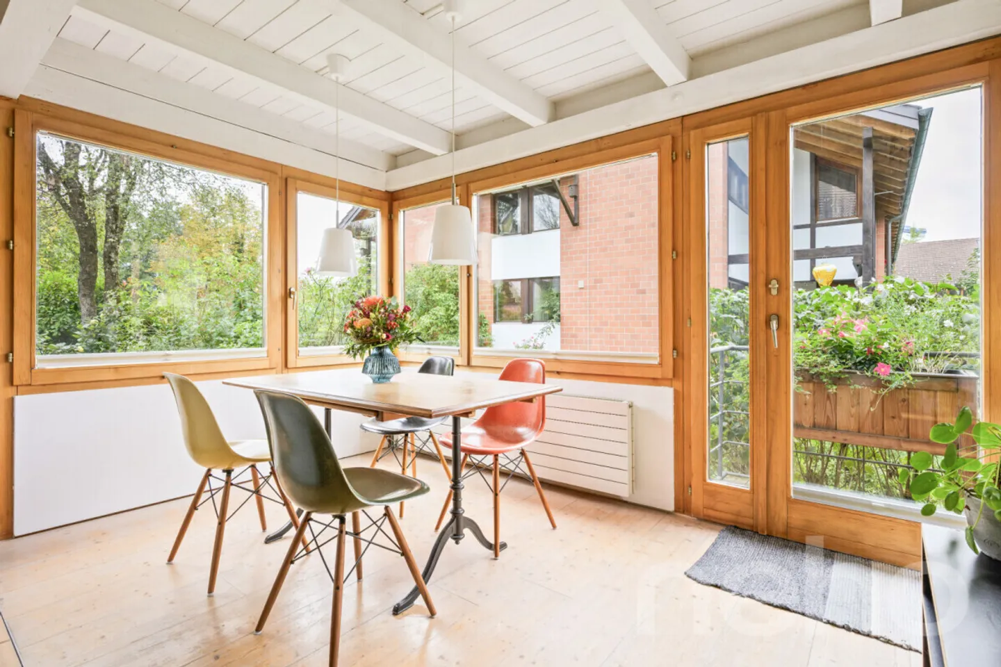 Maison de coin de 5 pièces avec étang de baignade, pergola et intimité - Photo 5 sur 13