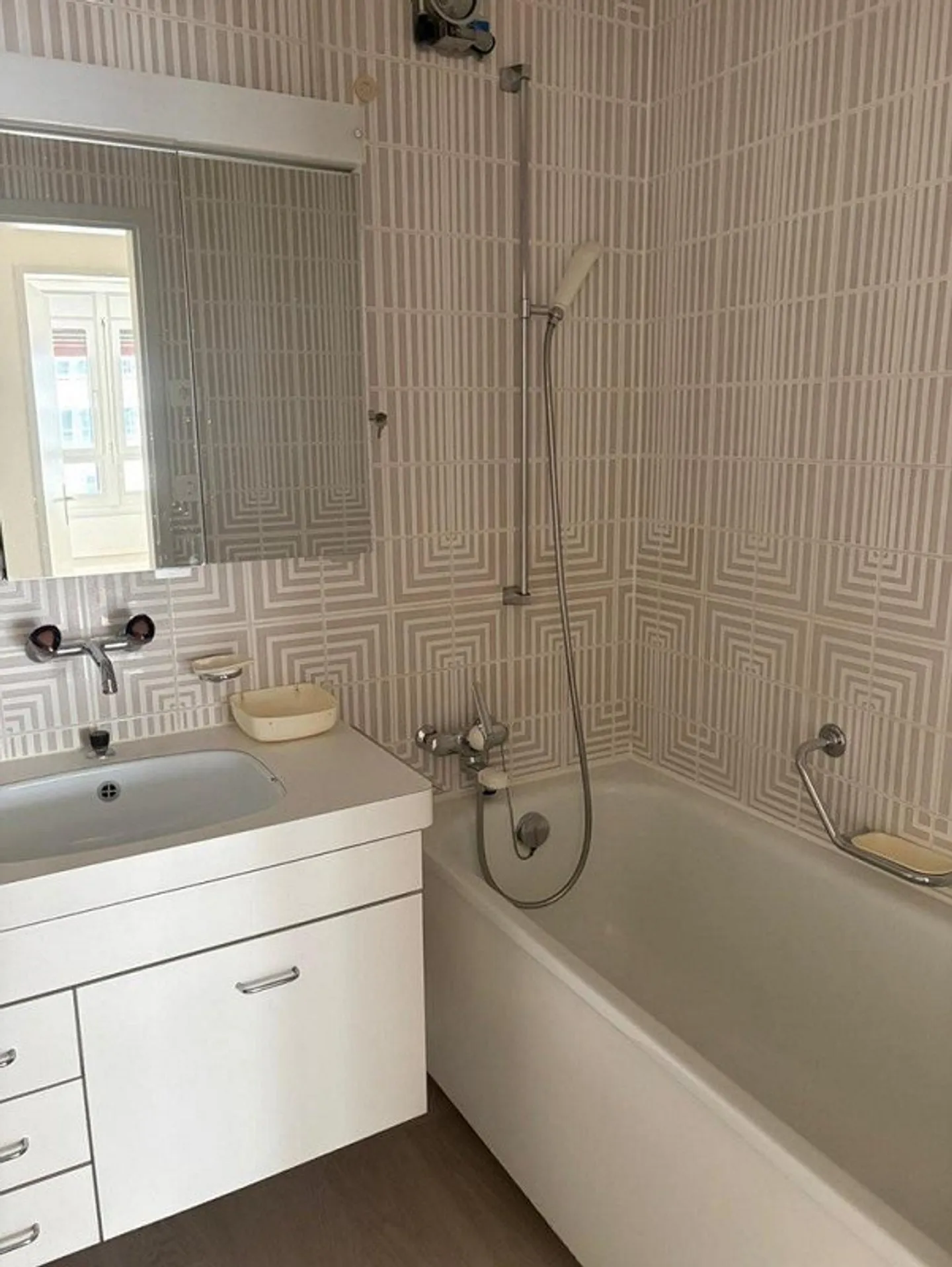 Charmante 3.5-Wohnung im 8. OG - Foto 3 di 7