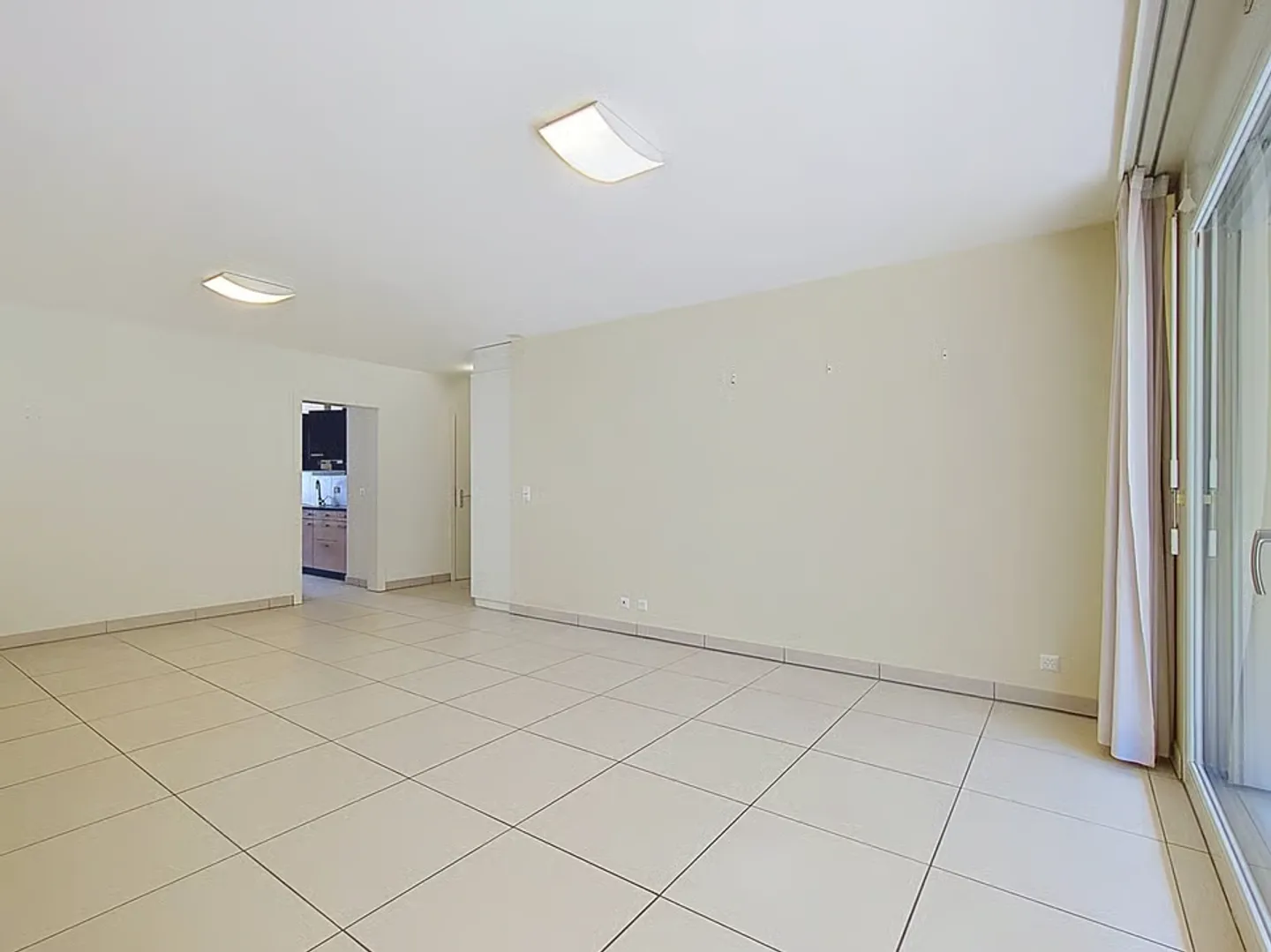 Close to Vevey train station: 4.5P with large balcony - Photo 12 of 13