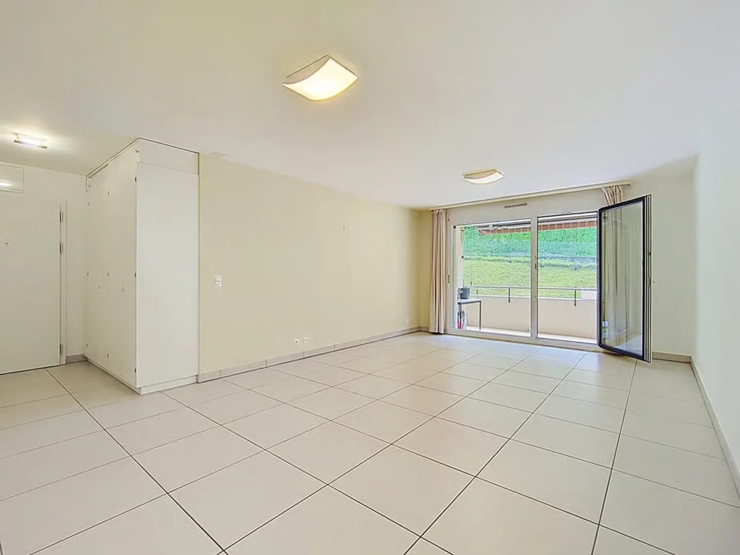 Close to Vevey train station: 4.5P with large balcony - Photo 11 of 13