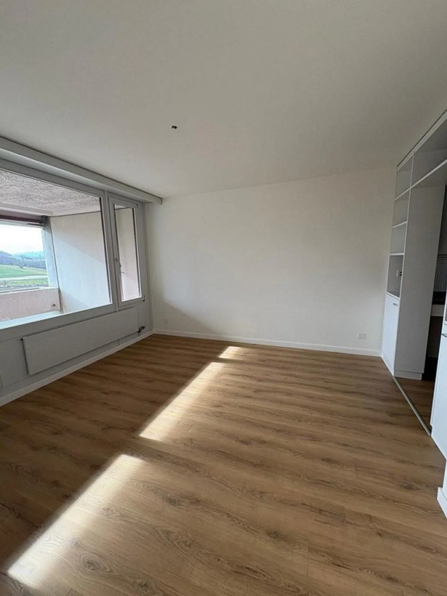 Charmante 3.5-Wohnung im 8. OG - Foto 5 di 7