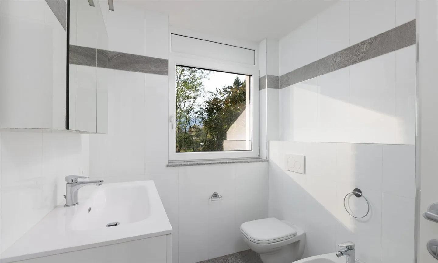 HELL UND MODERN 3.5-ZIMMER-WOHNUNG MIT GARAGE IN CADRO - Foto 7 von 9